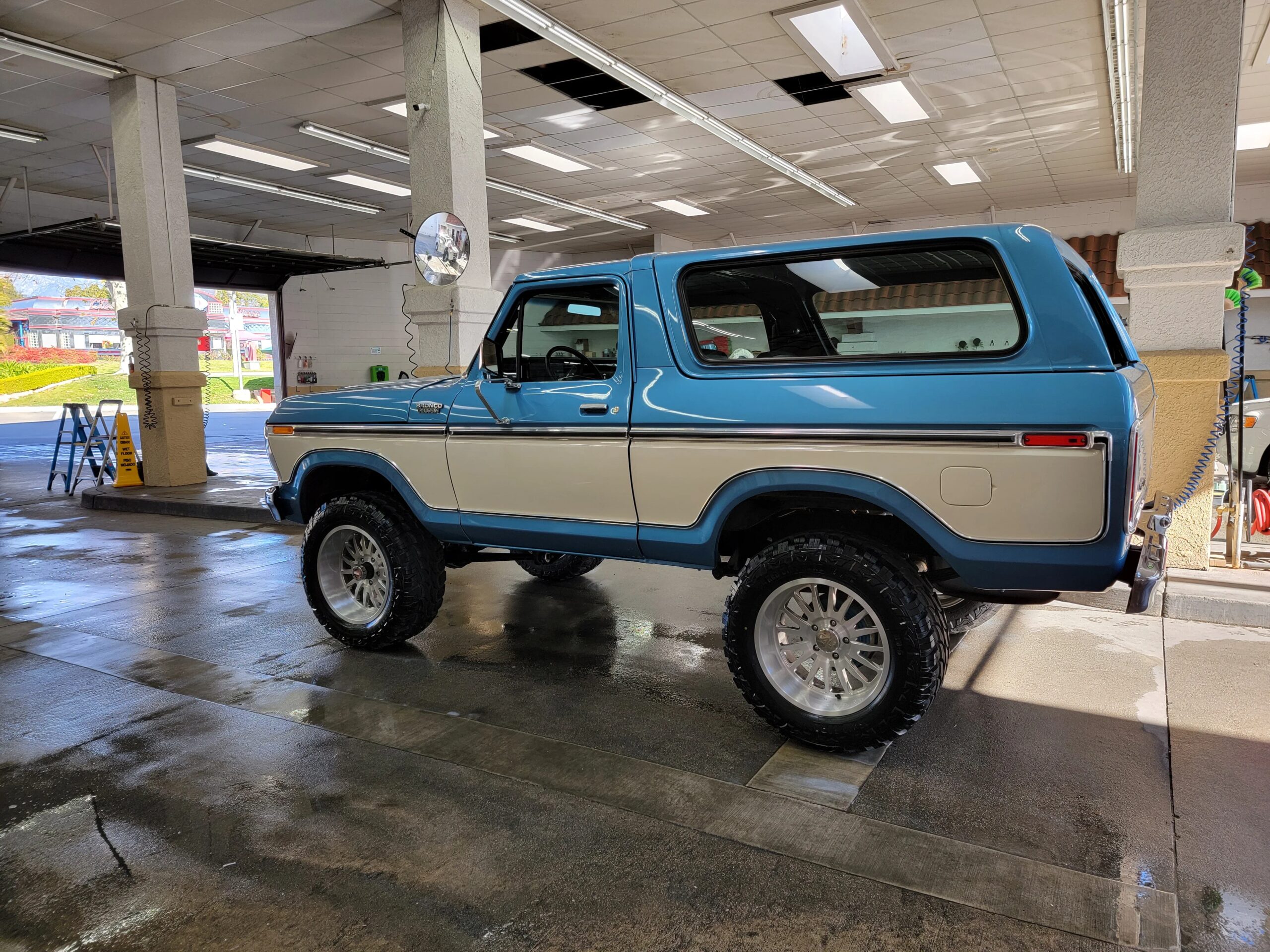 Ford-Bronco-xlt-1979-Blue