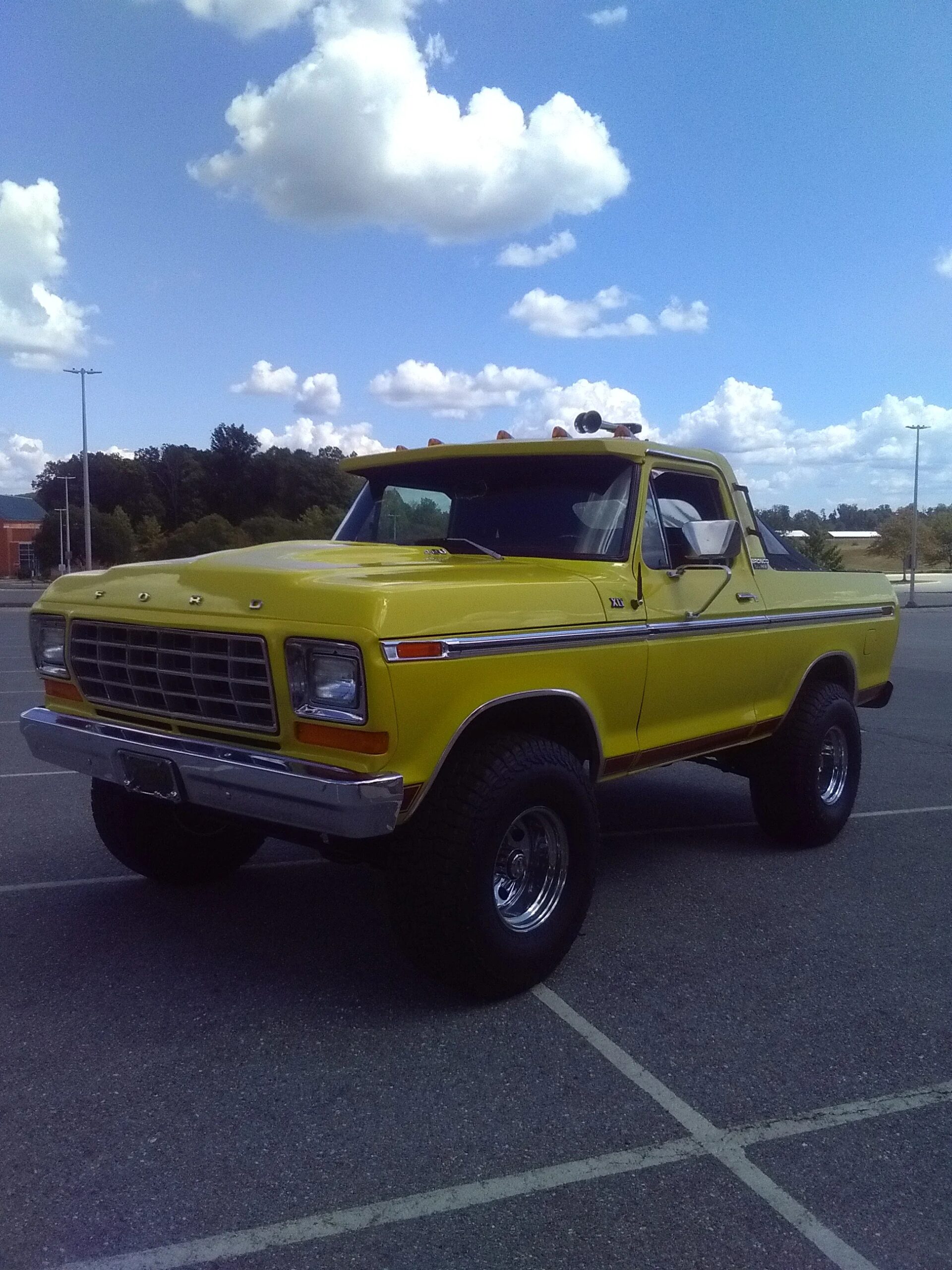 Ford-Bronco-xlt-1979-Yellow-Red