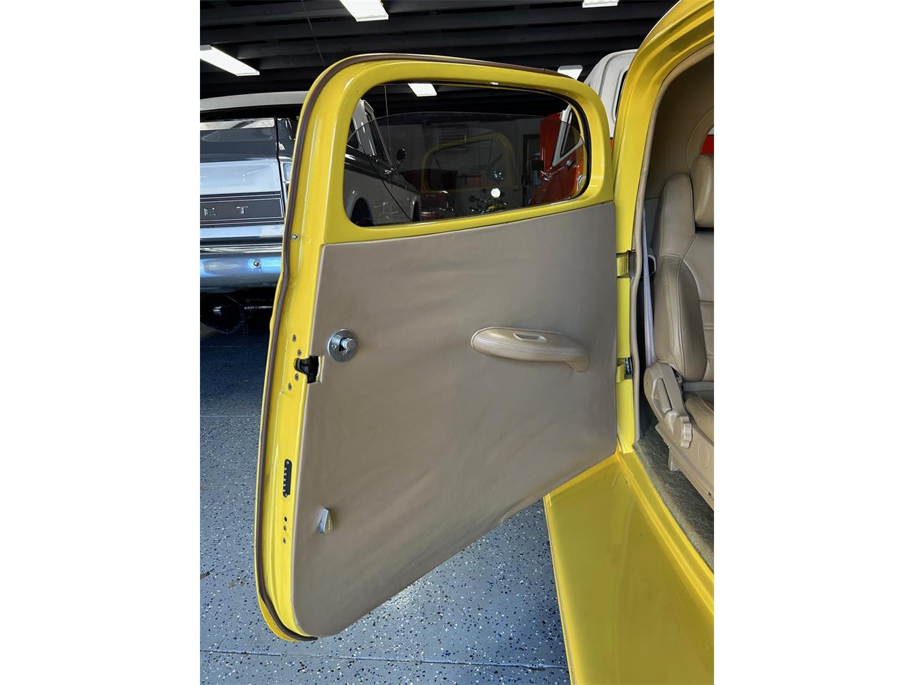 Ford-Coupe-1933-Yellow-Tan-10