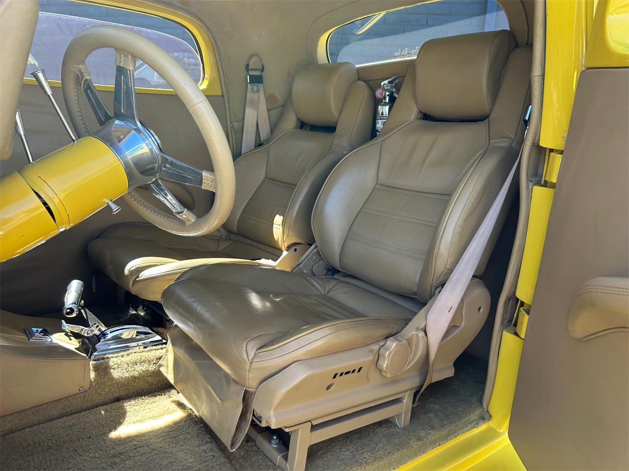 Ford-Coupe-1933-Yellow-Tan-11
