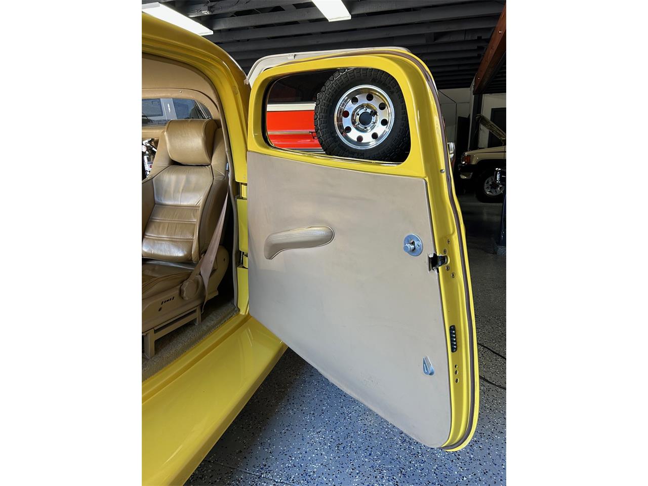 Ford-Coupe-1933-Yellow-Tan-18