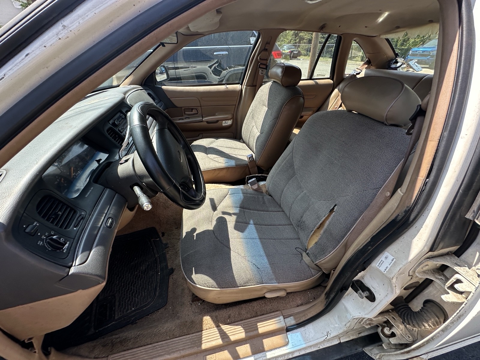 Ford-Crown-Victoria-1996-12