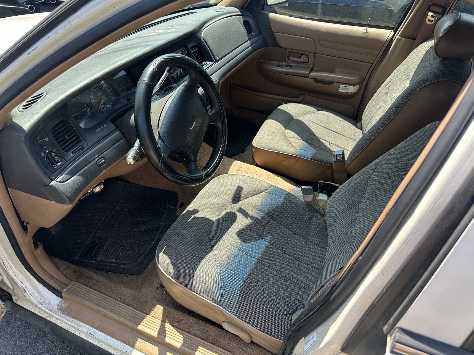 Ford-Crown-Victoria-1996-14