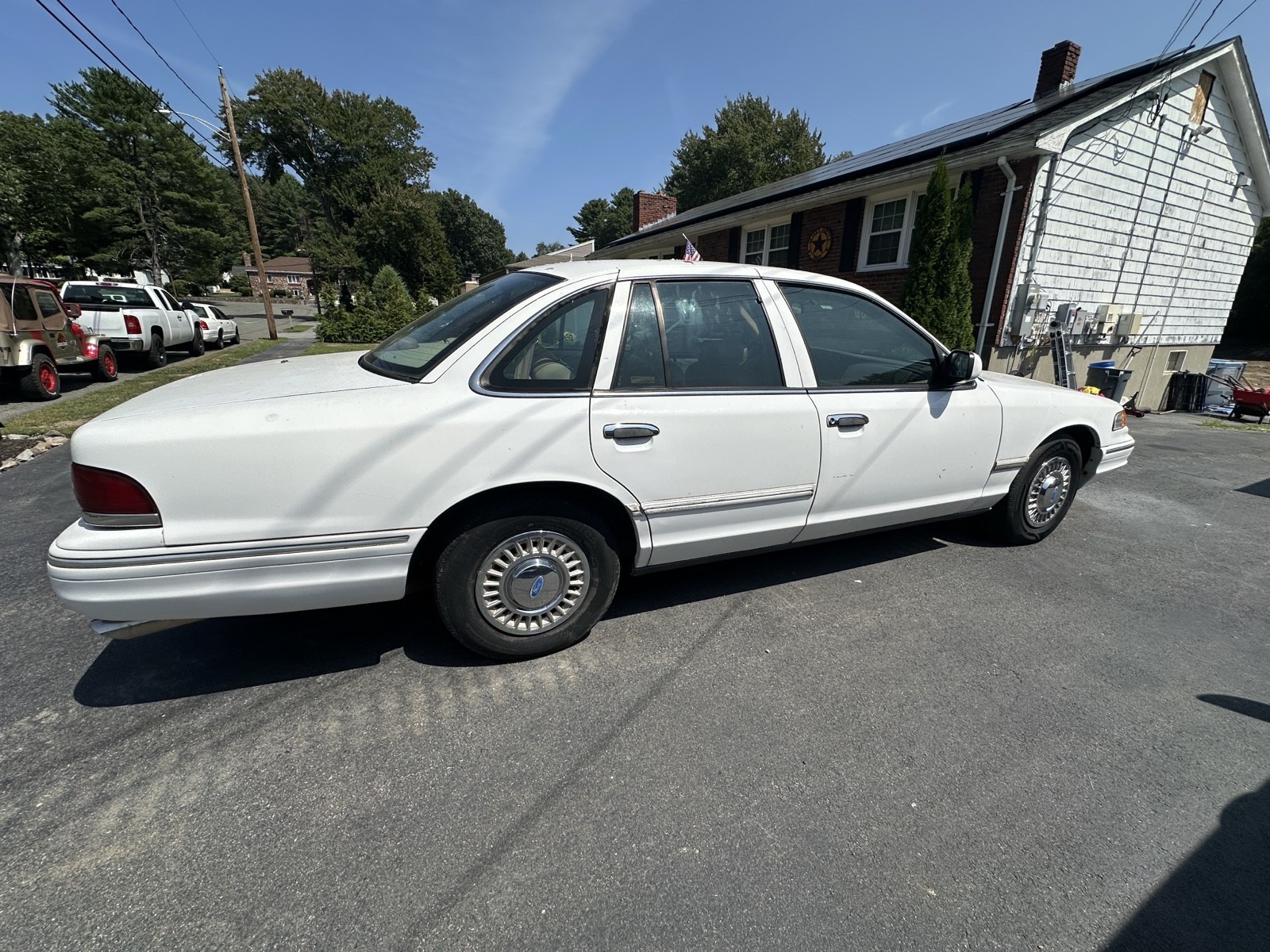 Ford-Crown-Victoria-1996-2