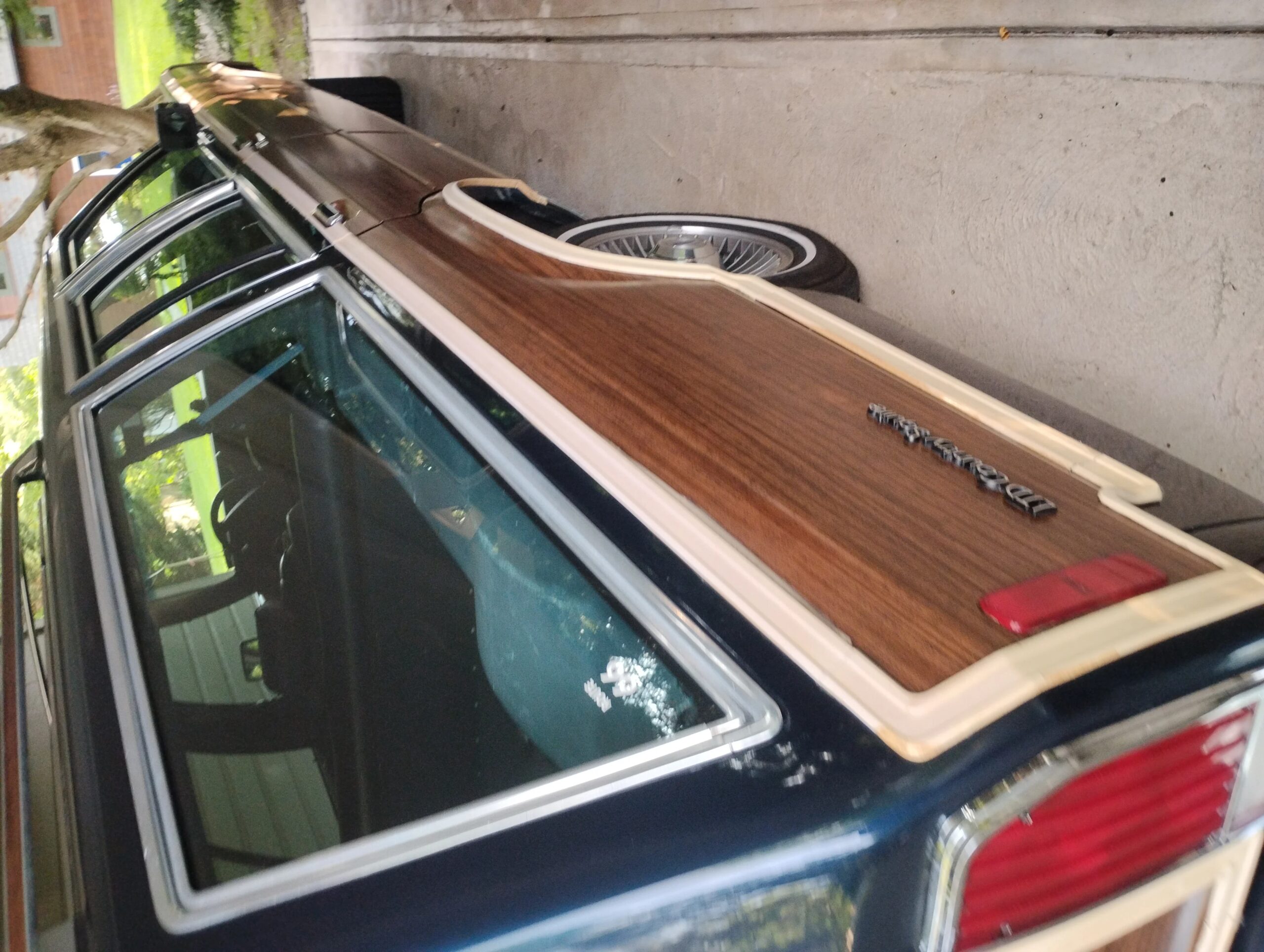Ford-Crown-victoria-country-squire-lx-wagon-1990-Blue-Blue-2
