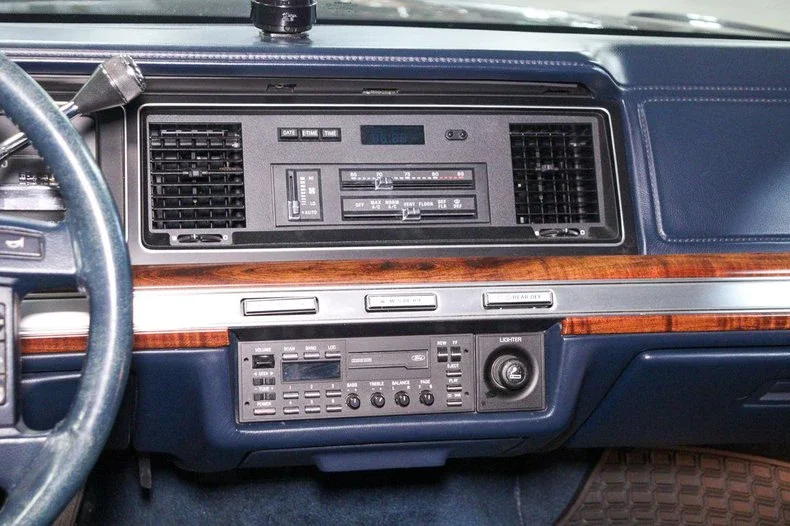 Ford-Crown-victoria-country-squire-lx-wagon-1990-Blue-Blue
