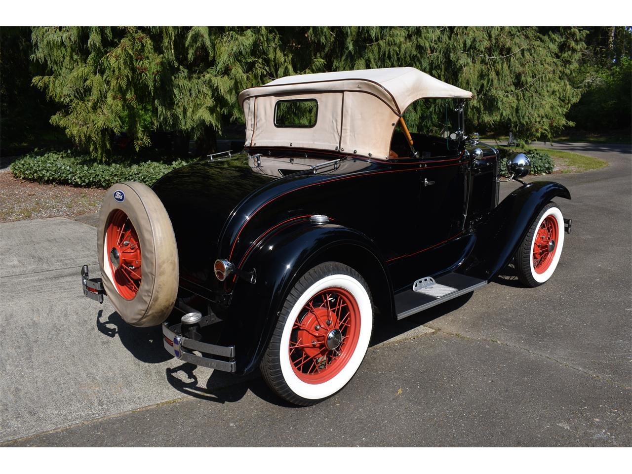 Ford-Deluxe-1931-Black-Tan-10