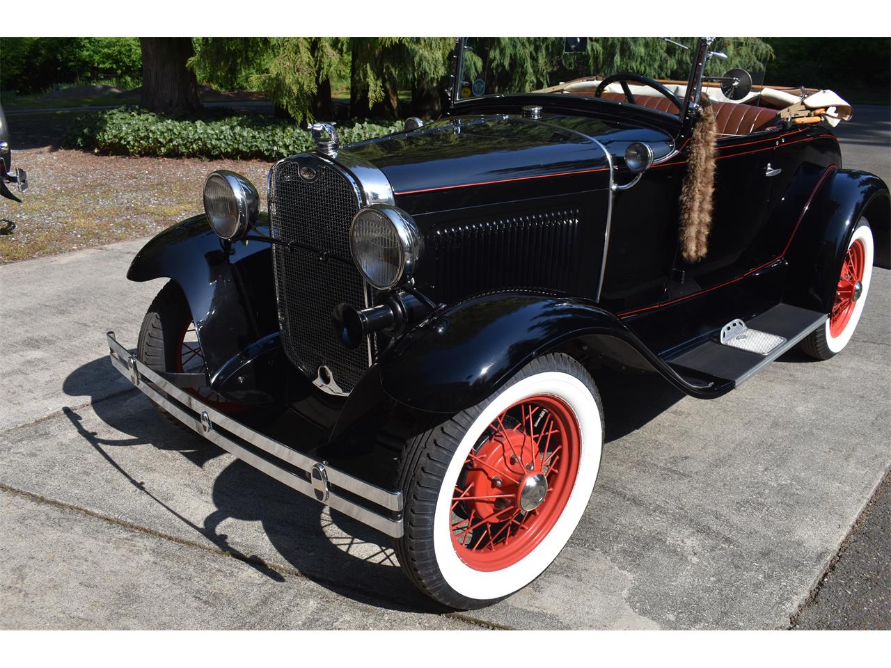 Ford-Deluxe-1931-Black-Tan-2