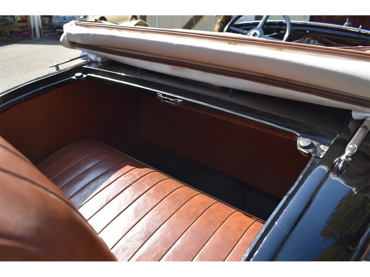 Ford-Deluxe-1931-Black-Tan-42