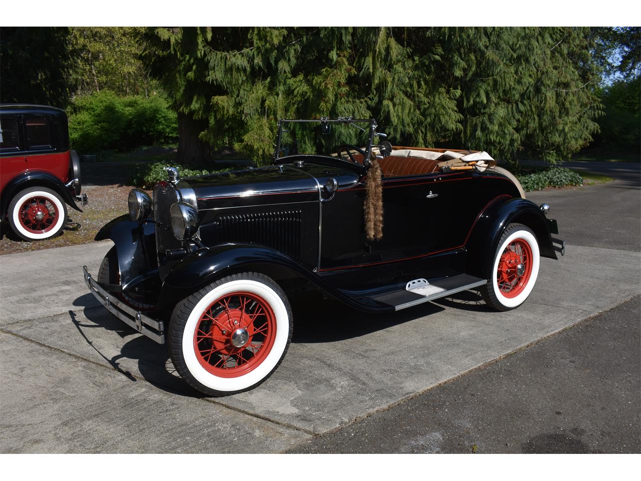 Ford-Deluxe-1931-Black-Tan