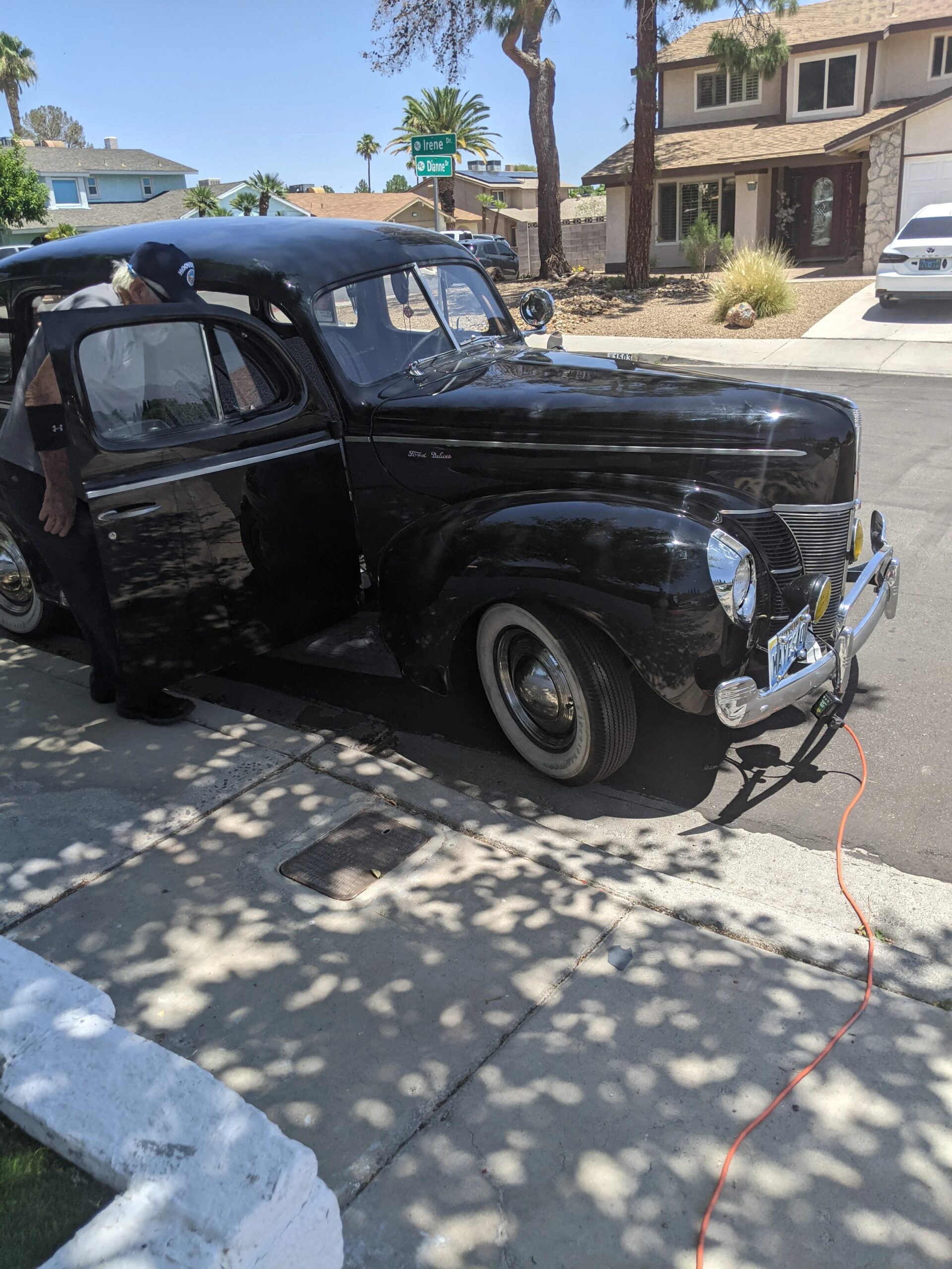 Ford-Deluxe-1940-Black-Tan-6
