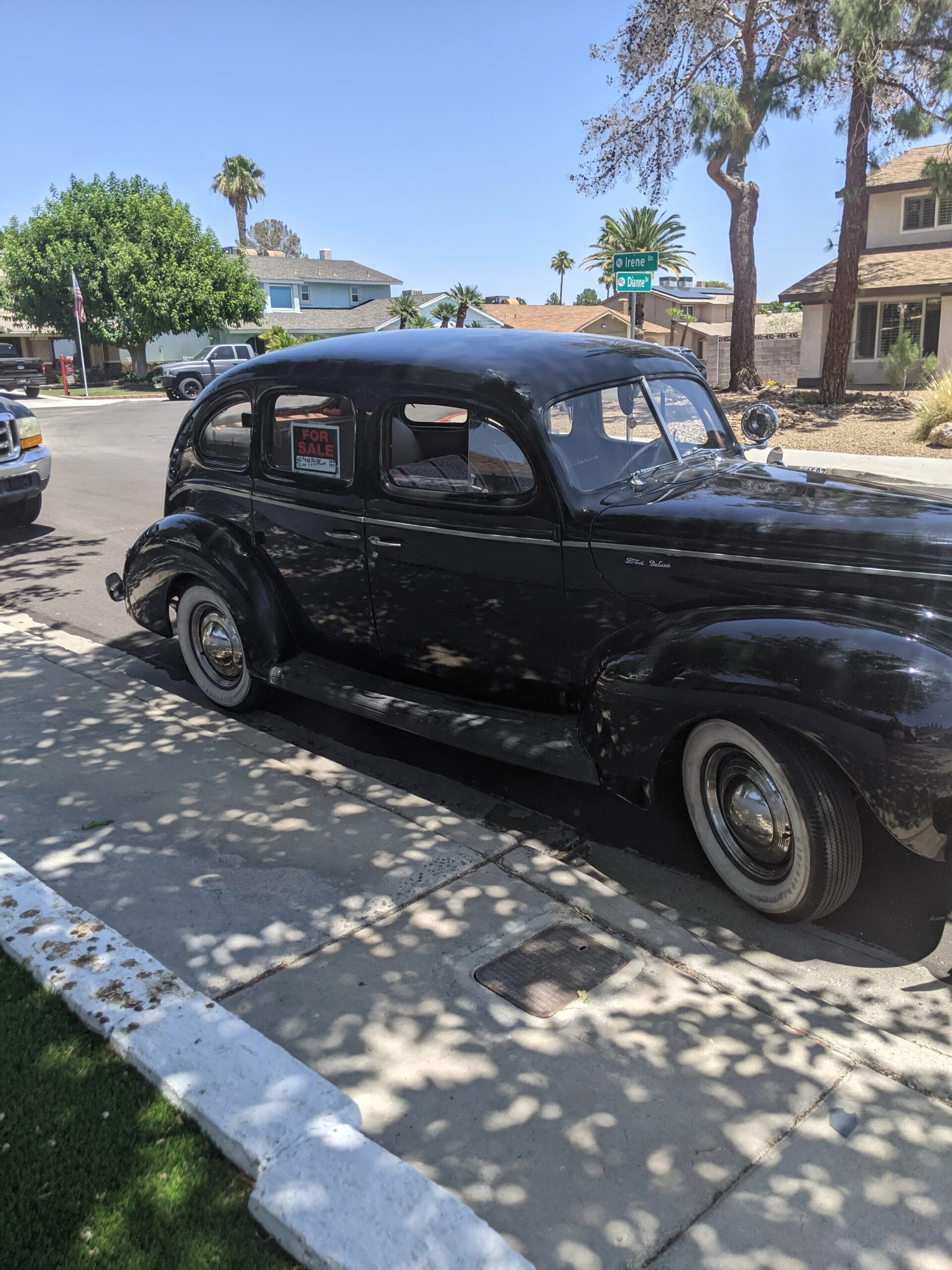Ford-Deluxe-1940-Black-Tan