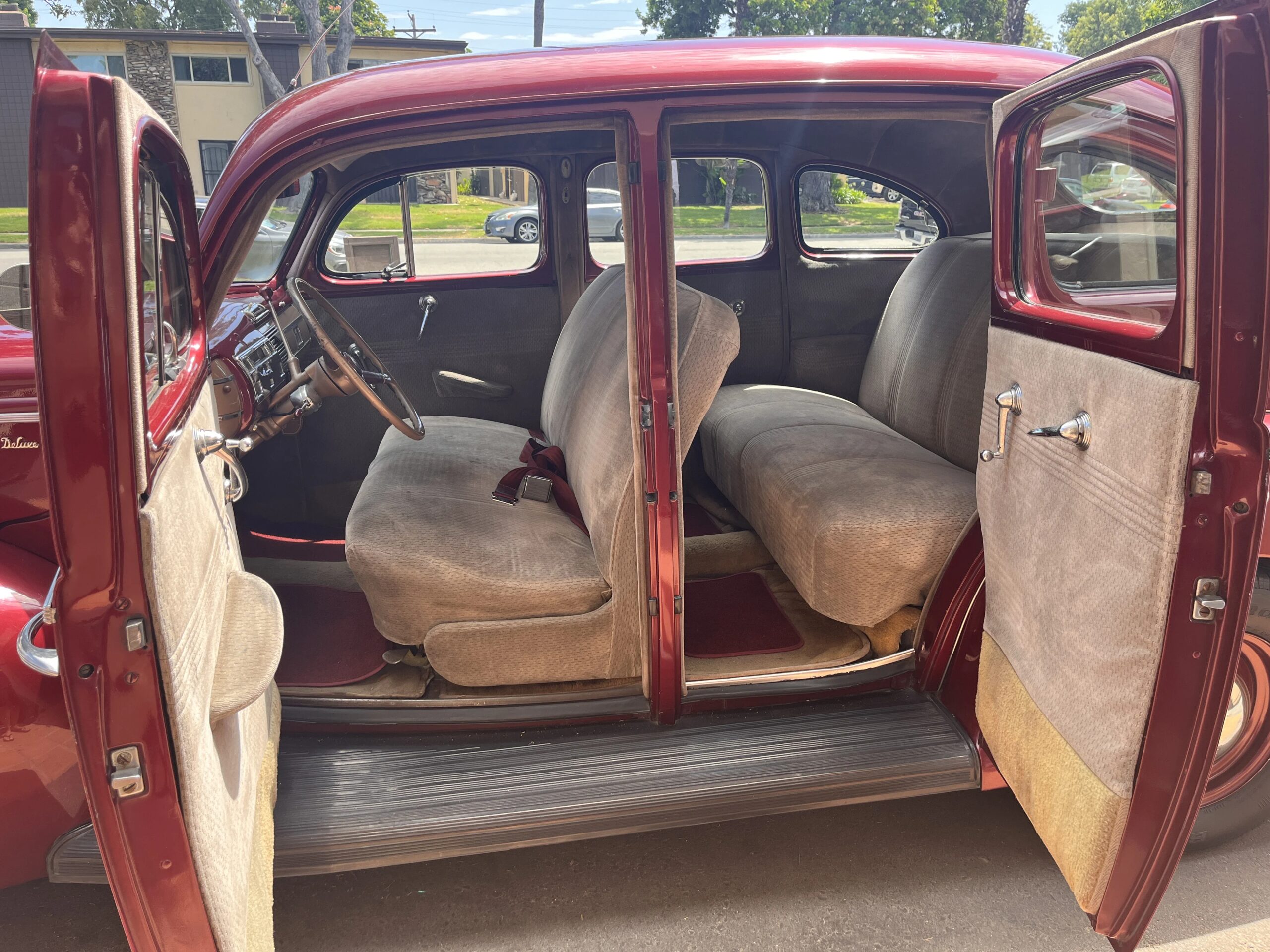 Ford-Deluxe-1940-Burgundy-Beige-10