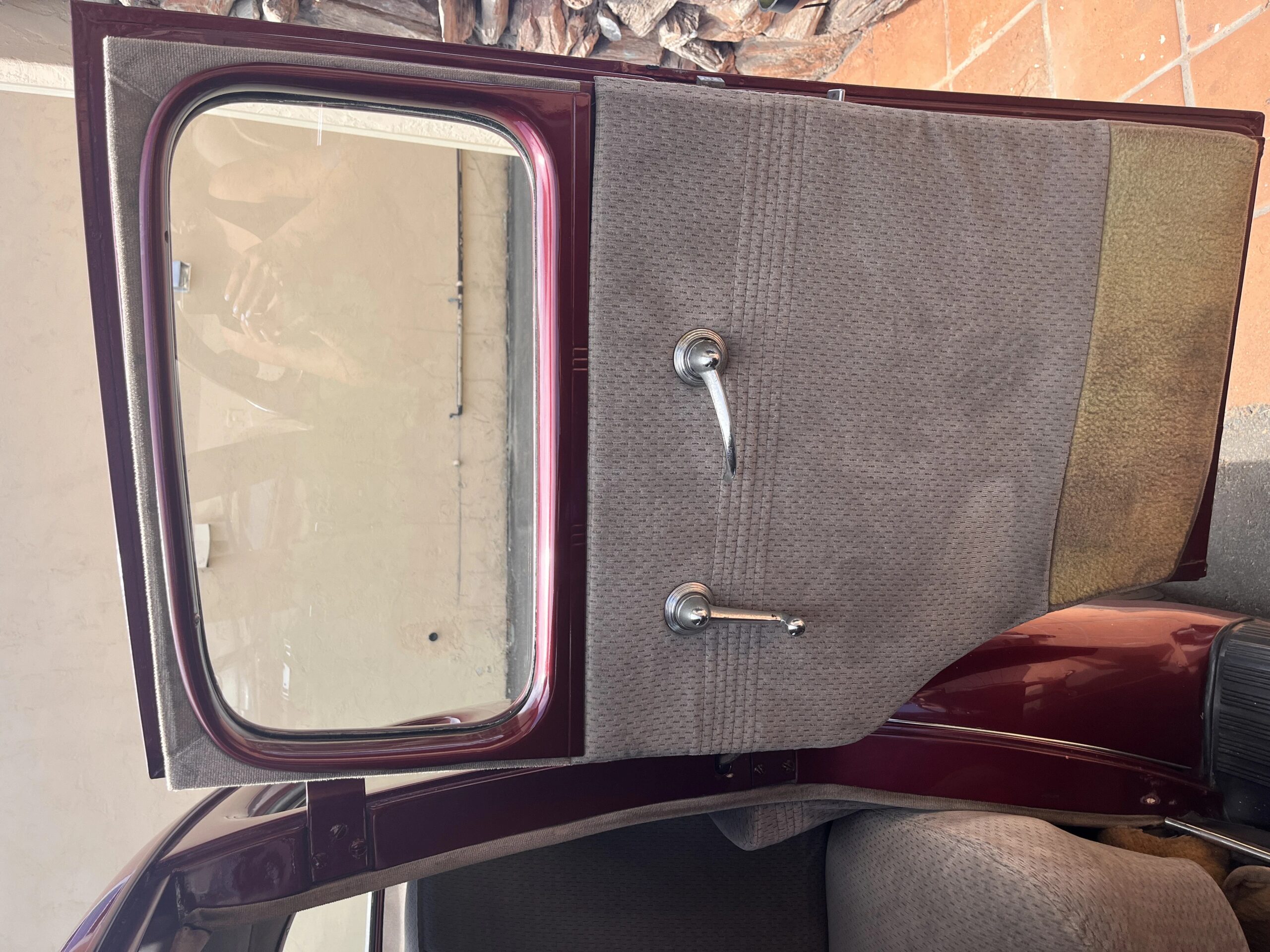 Ford-Deluxe-1940-Burgundy-Beige-11
