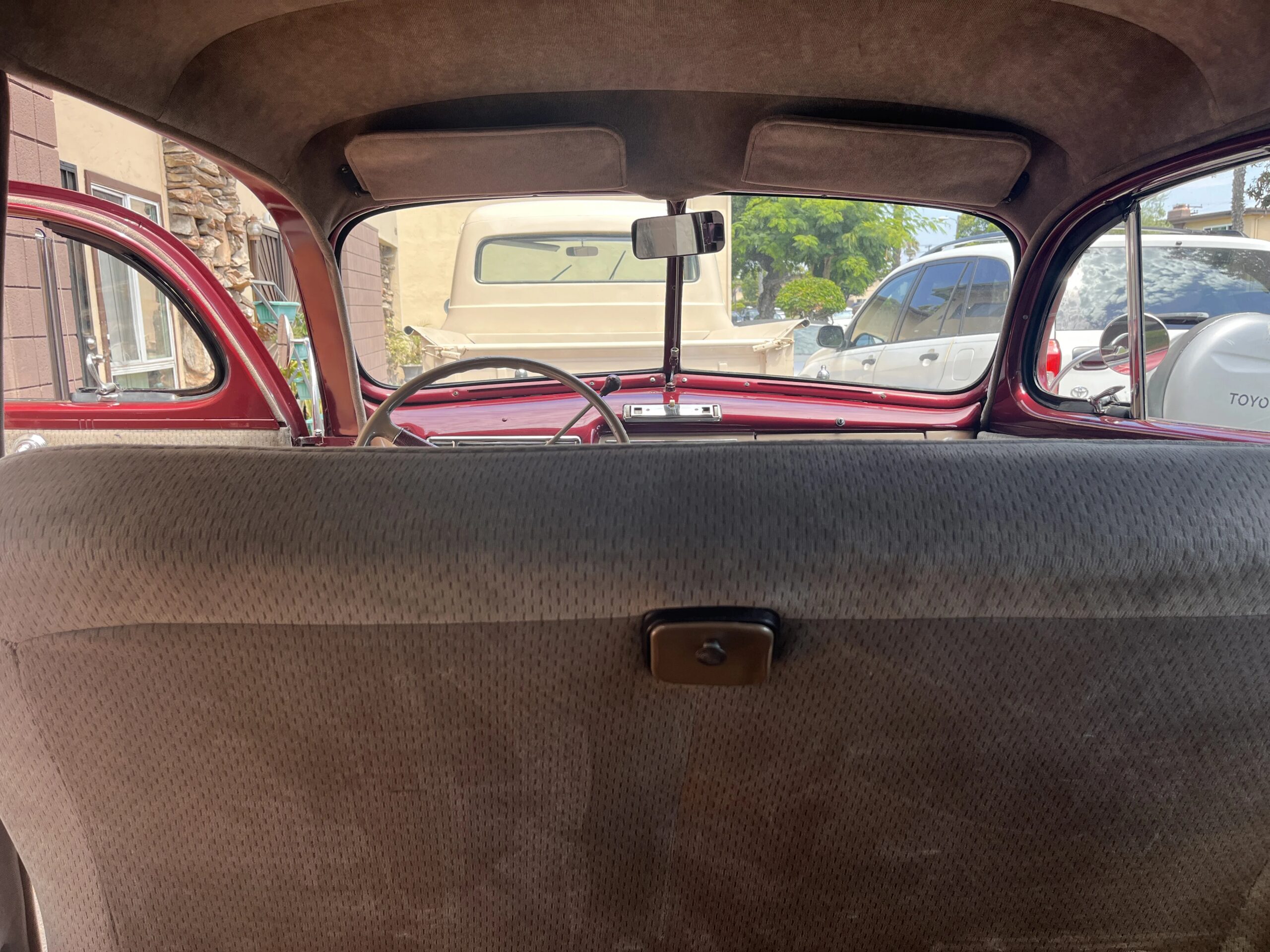 Ford-Deluxe-1940-Burgundy-Beige-12