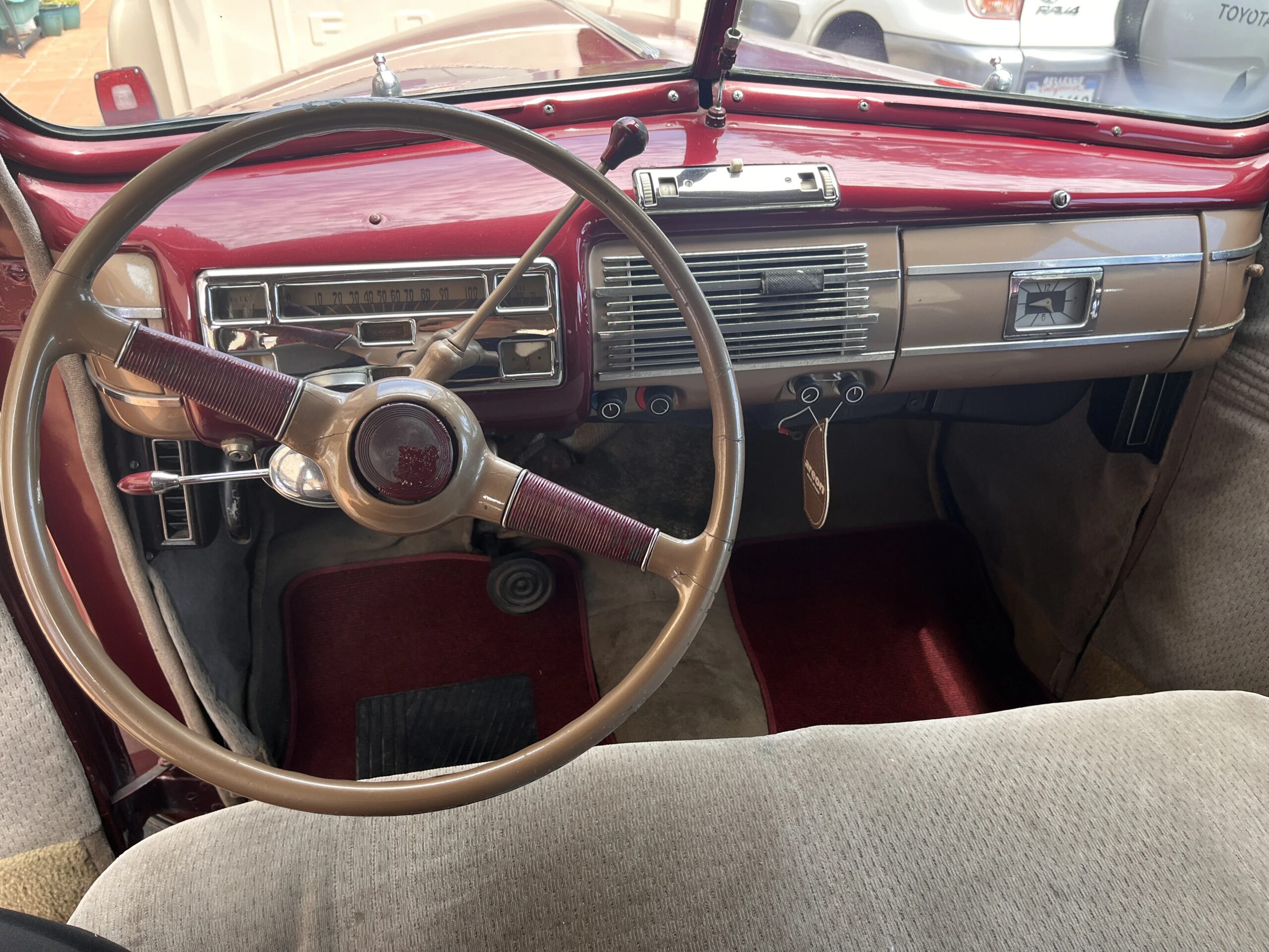Ford-Deluxe-1940-Burgundy-Beige-13