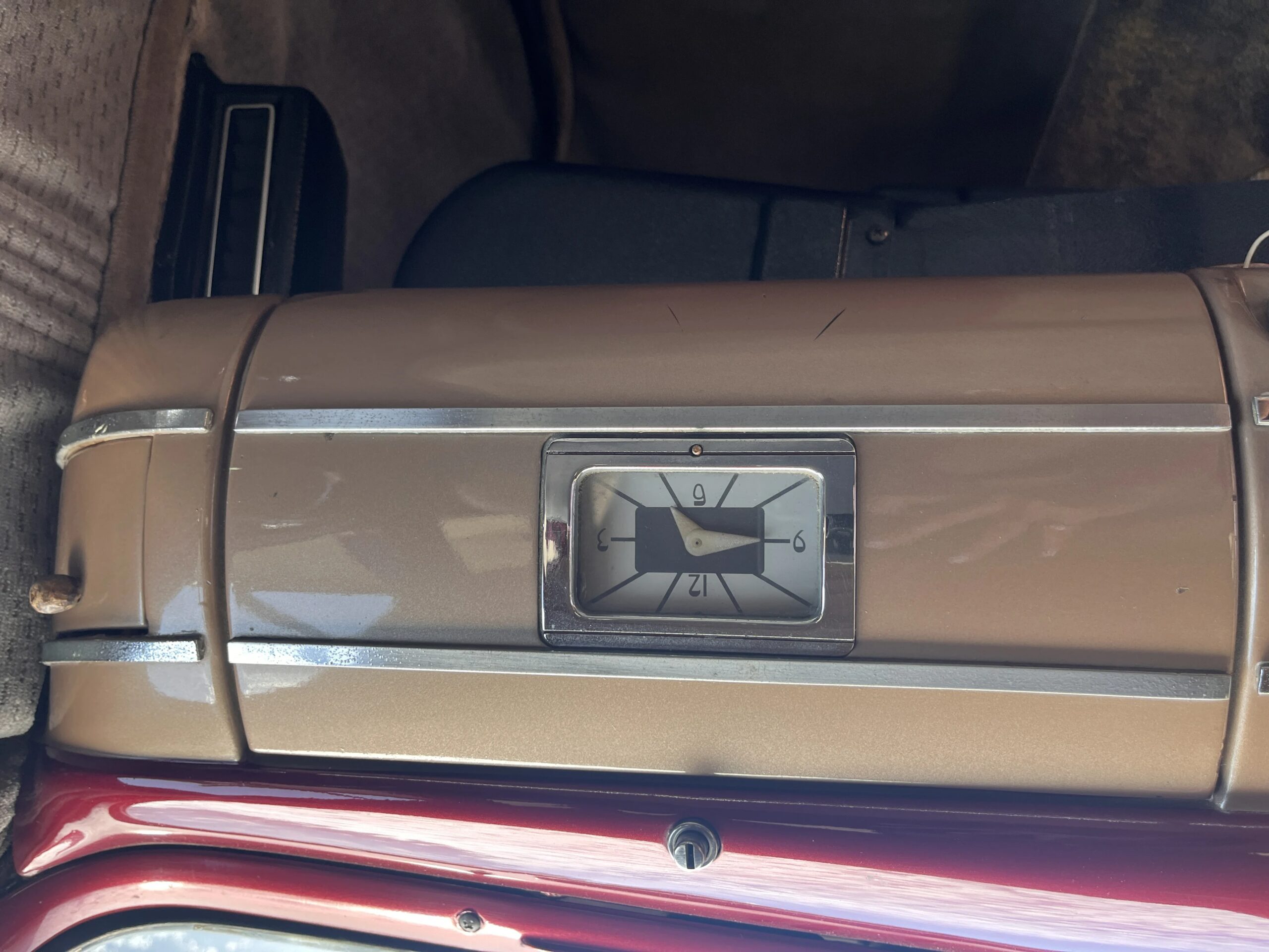 Ford-Deluxe-1940-Burgundy-Beige-14