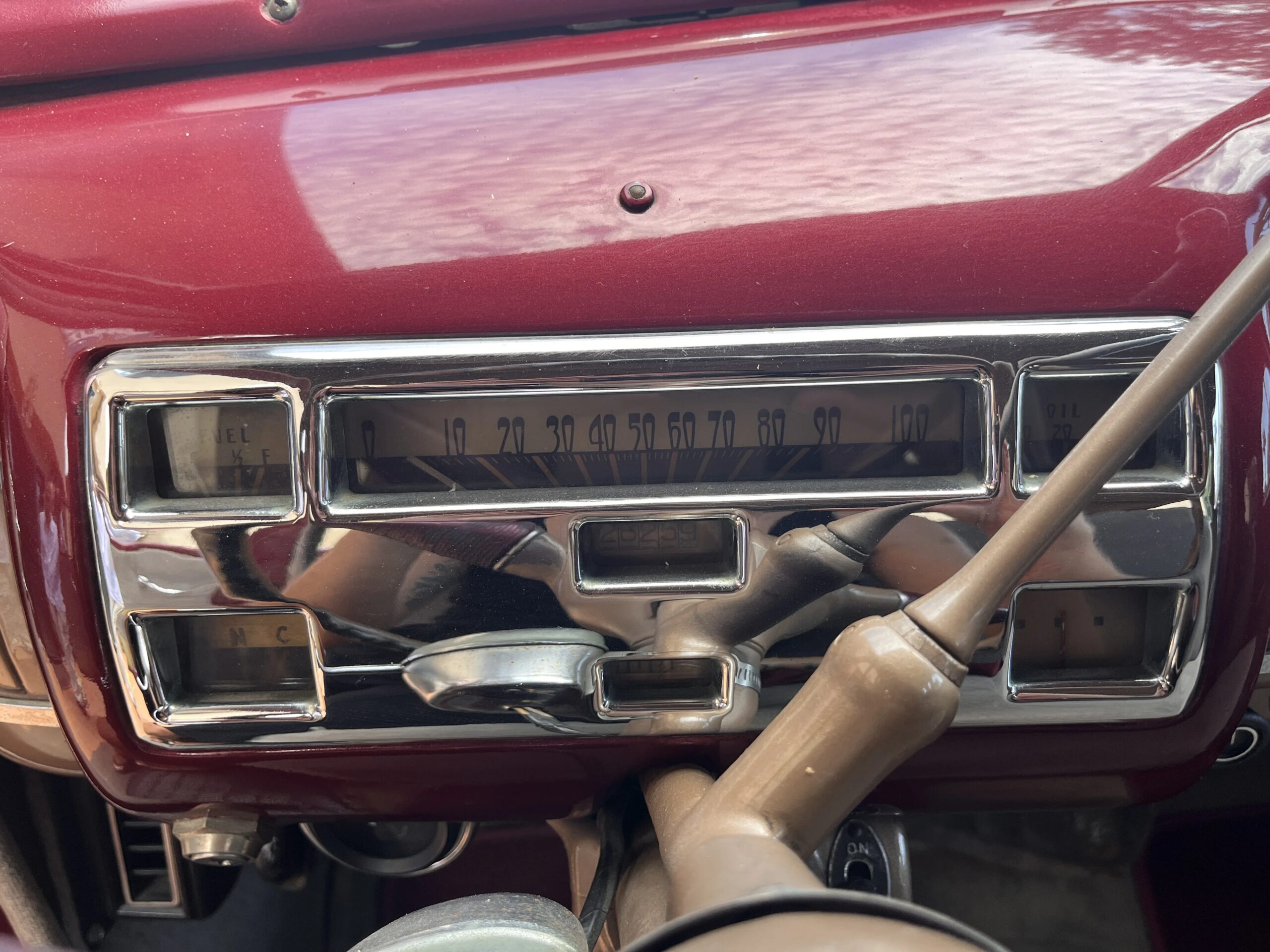 Ford-Deluxe-1940-Burgundy-Beige-15