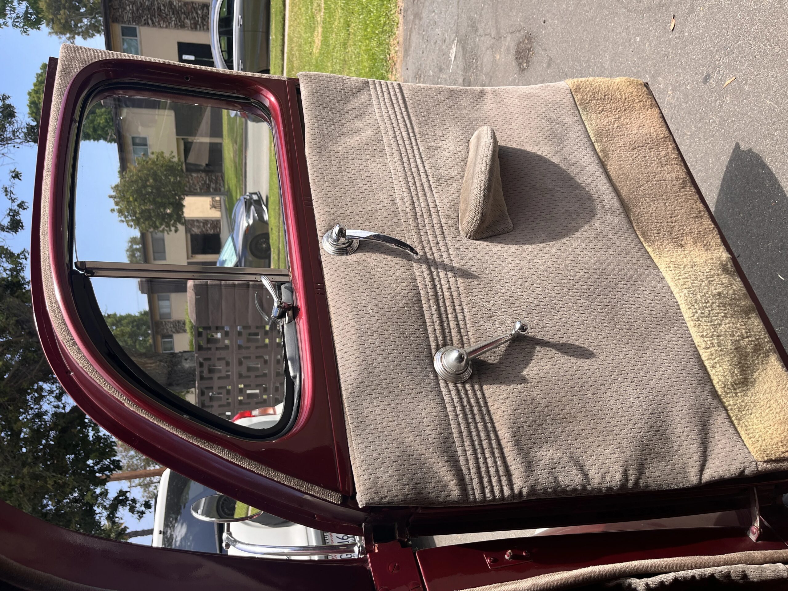 Ford-Deluxe-1940-Burgundy-Beige-17