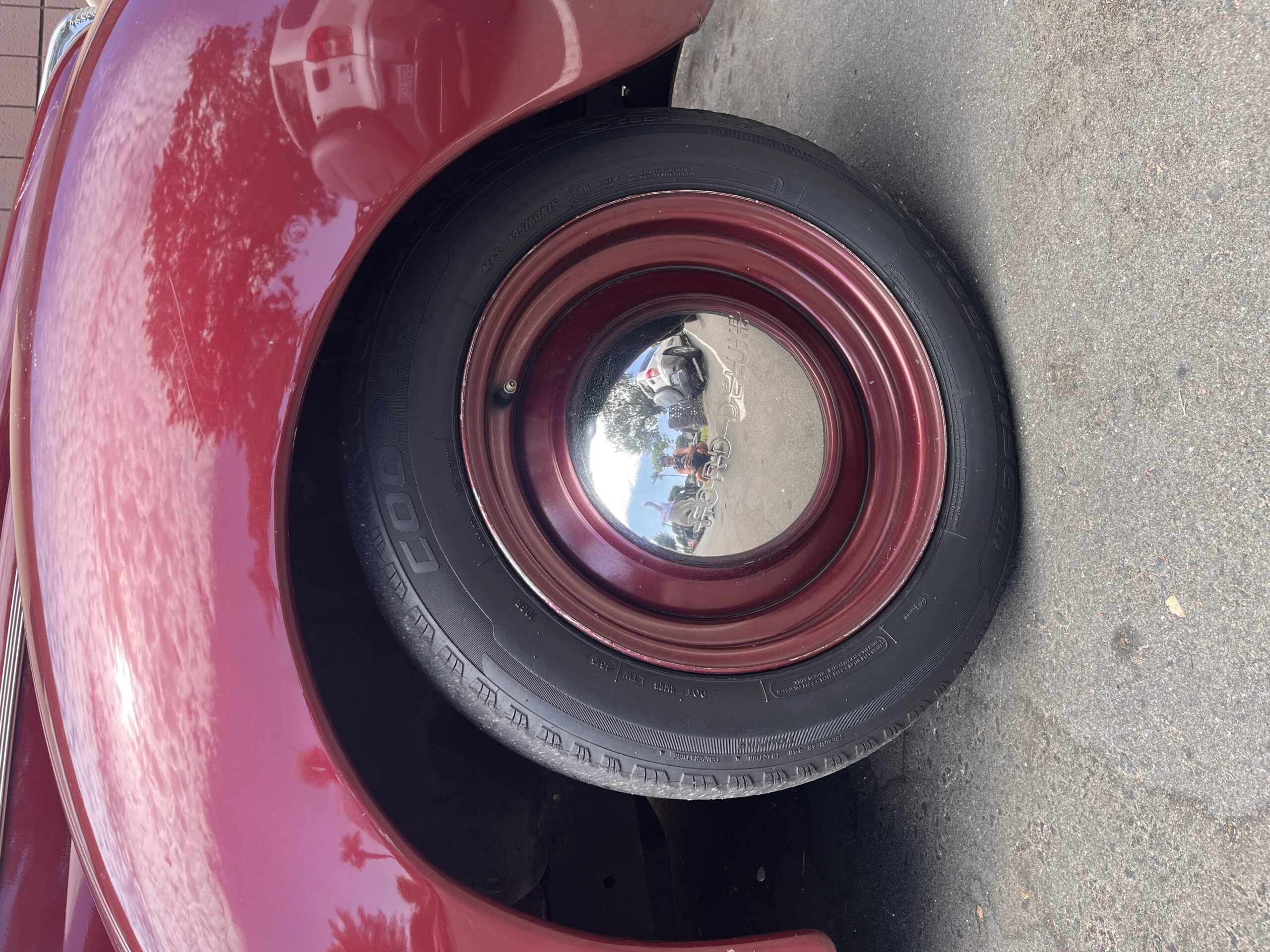 Ford-Deluxe-1940-Burgundy-Beige-2