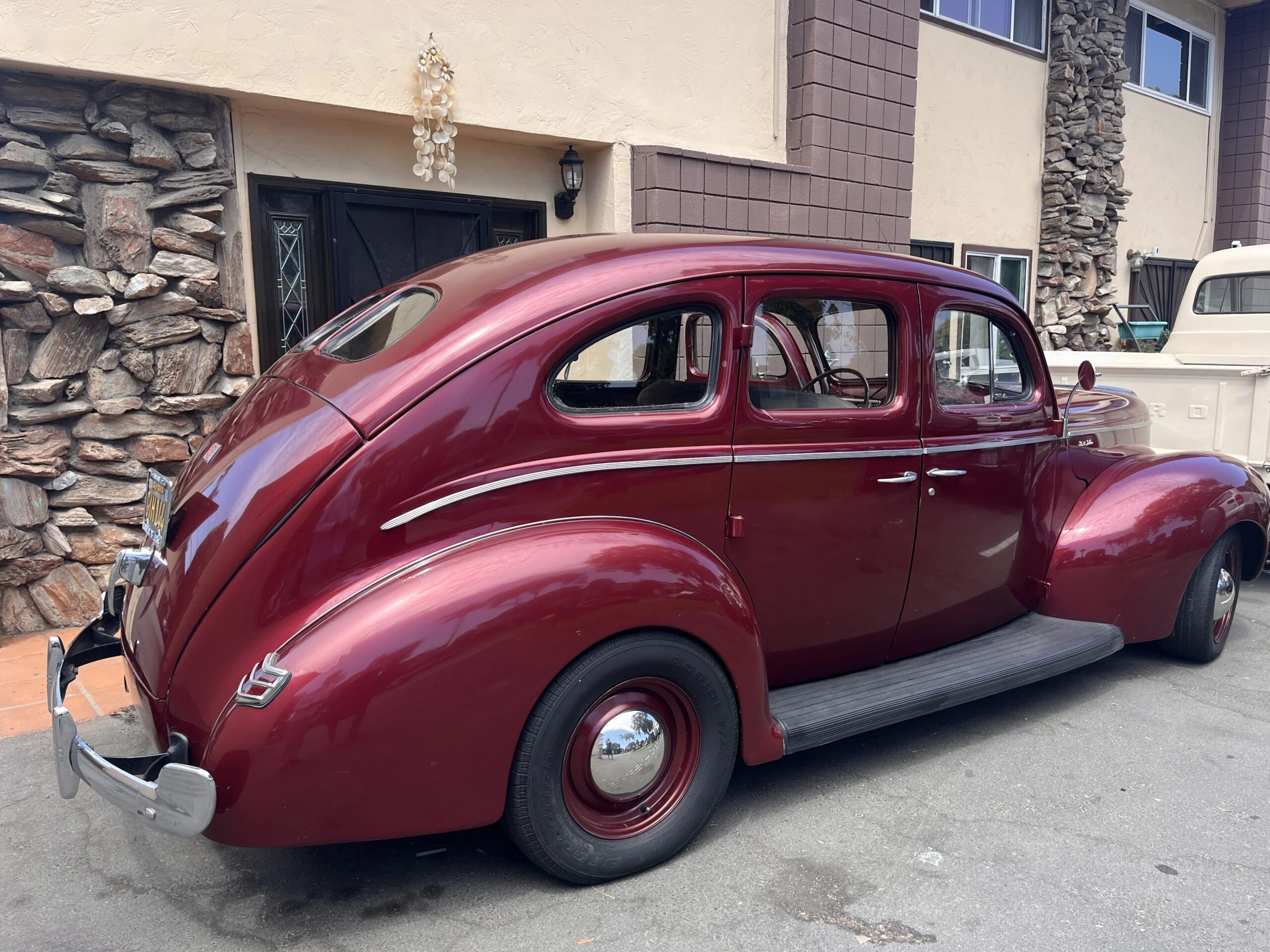 Ford-Deluxe-1940-Burgundy-Beige-3