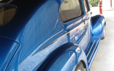 Ford-Deluxe-1940-blue-tan-1