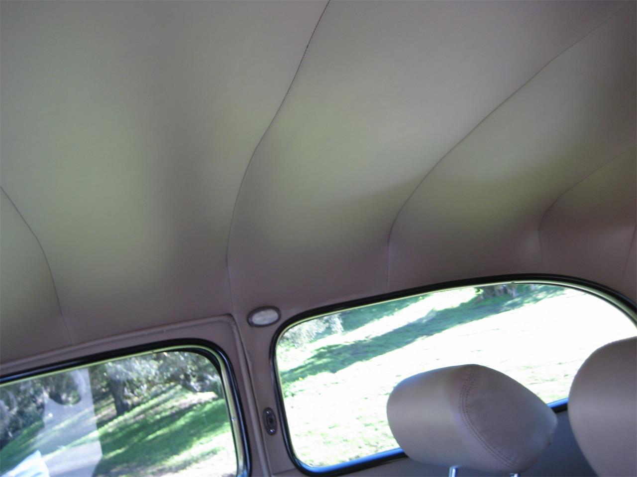 Ford-Deluxe-1940-blue-tan-5