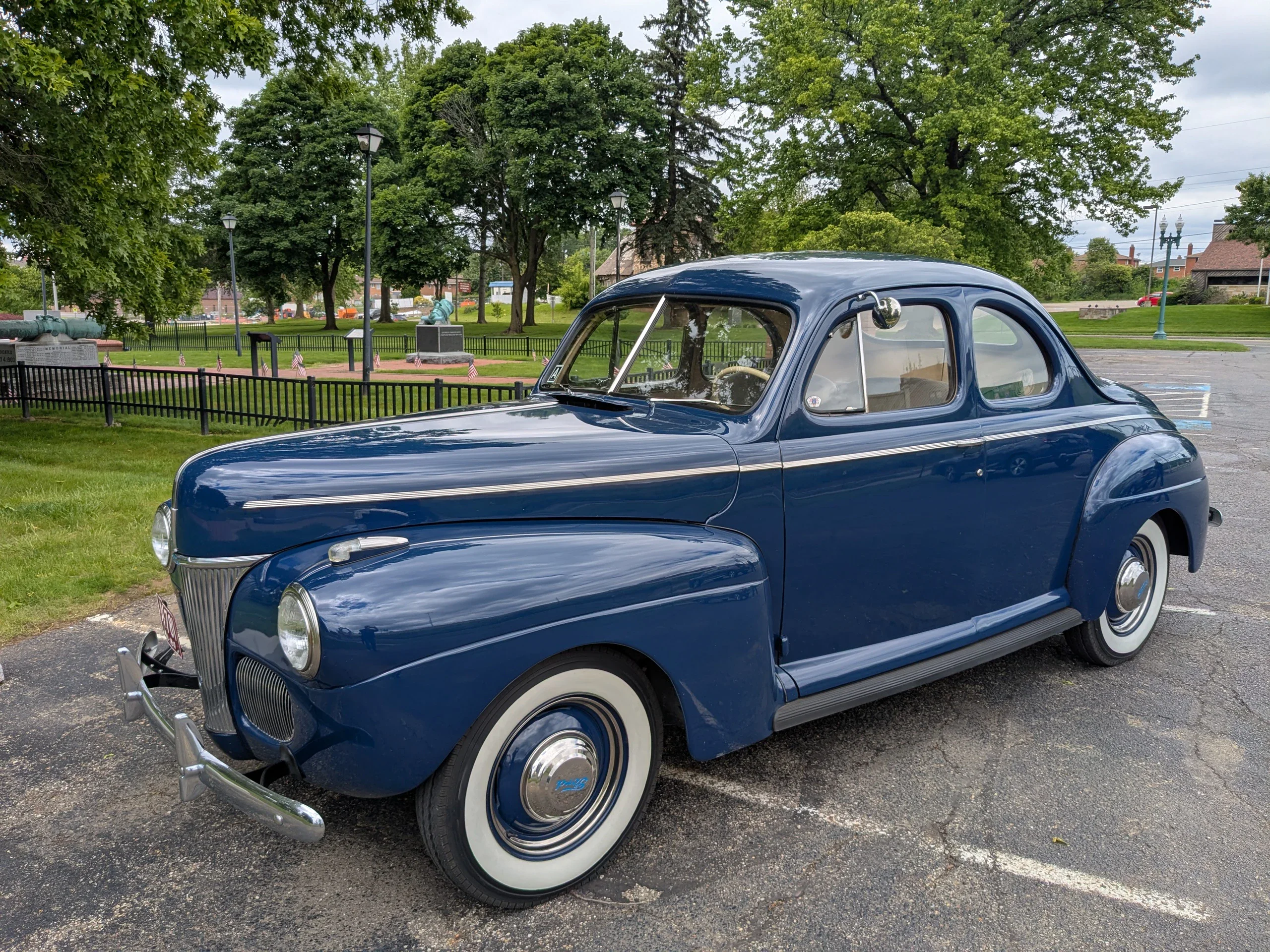 Ford-Deluxe-1941-Blue-Beige-1
