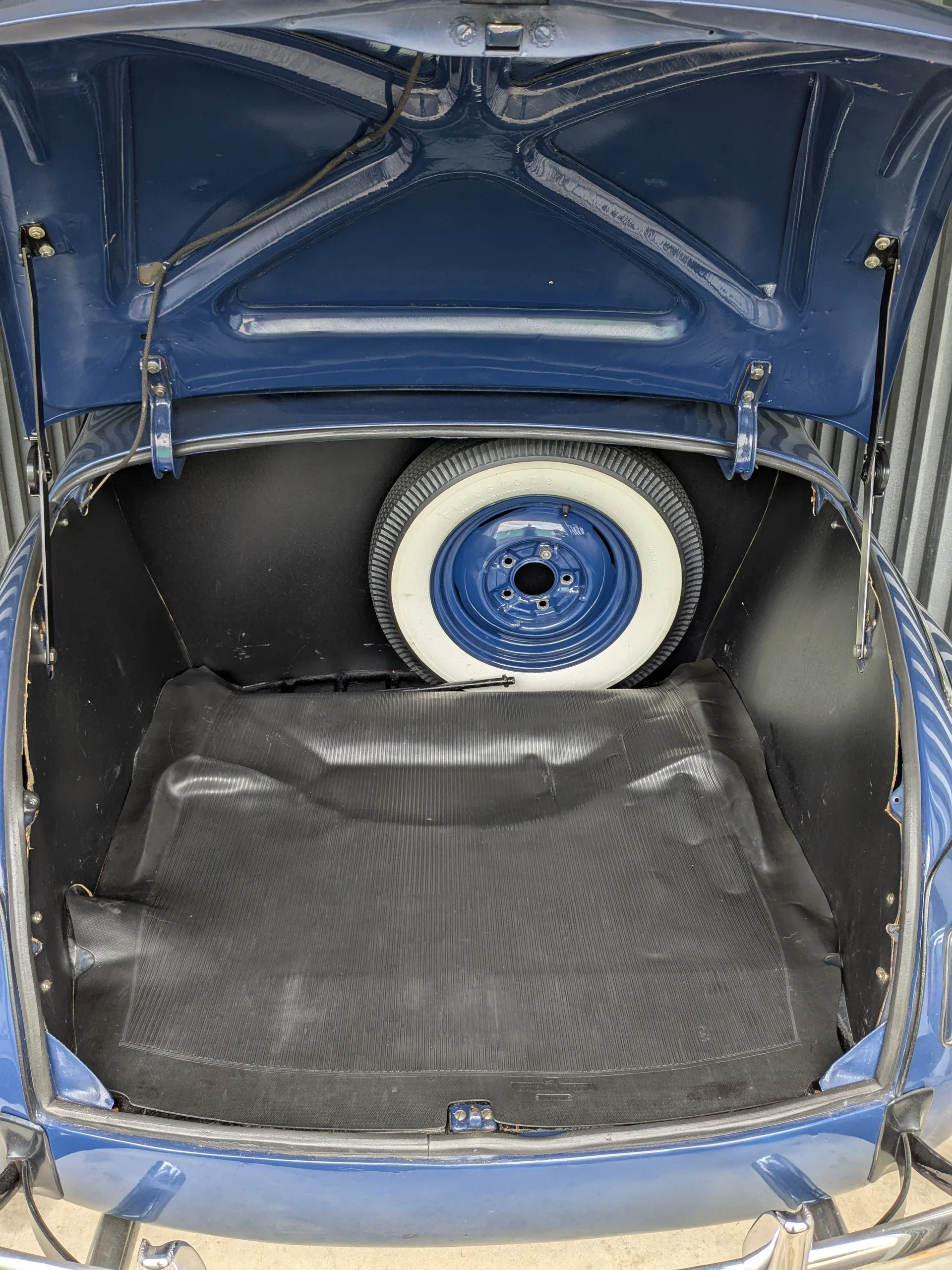 Ford-Deluxe-1941-Blue-Beige-13