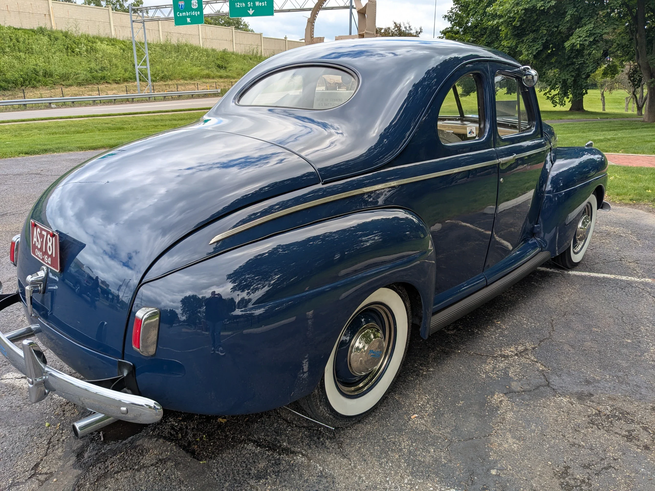 Ford-Deluxe-1941-Blue-Beige-2