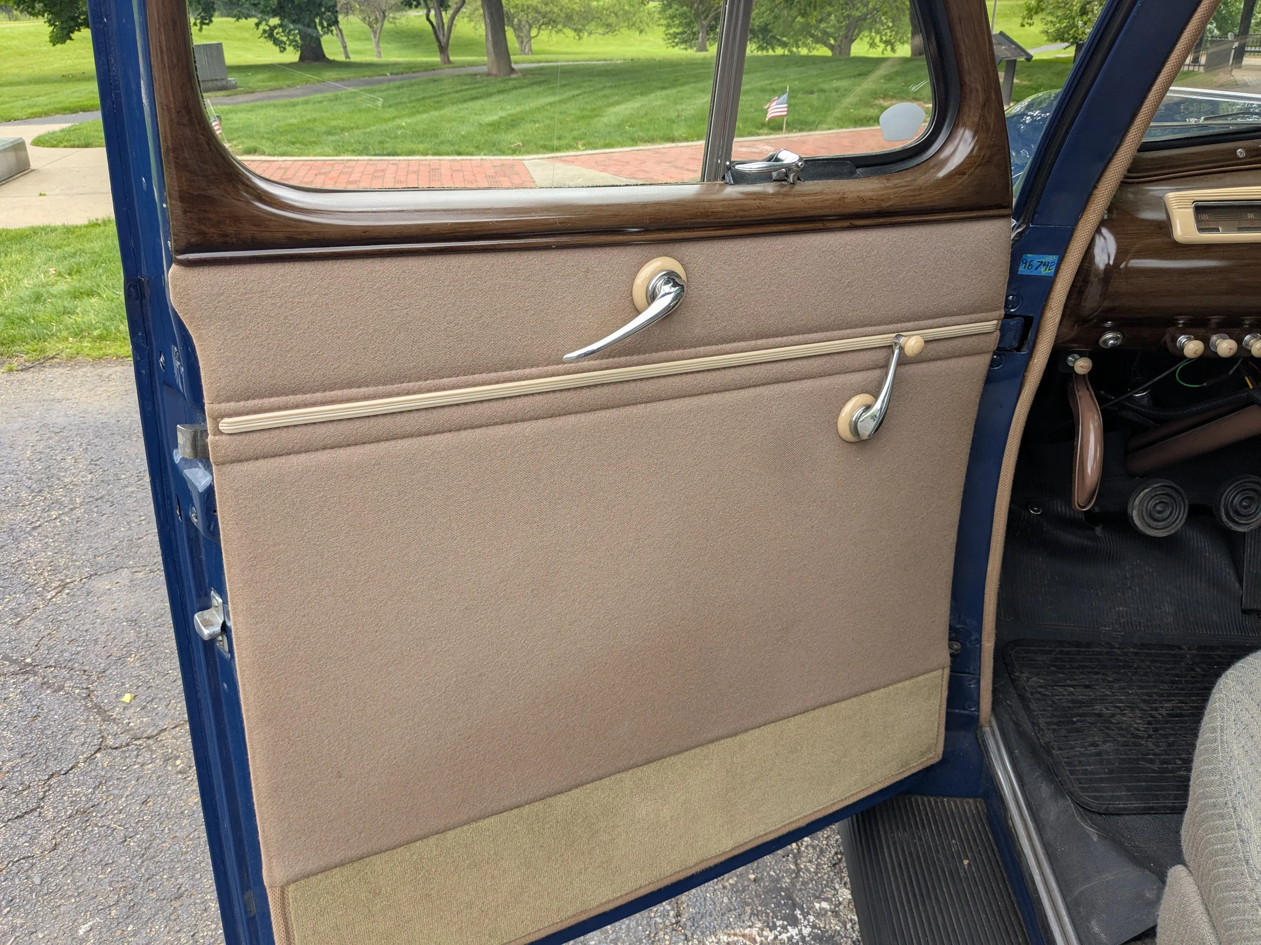 Ford-Deluxe-1941-Blue-Beige-5