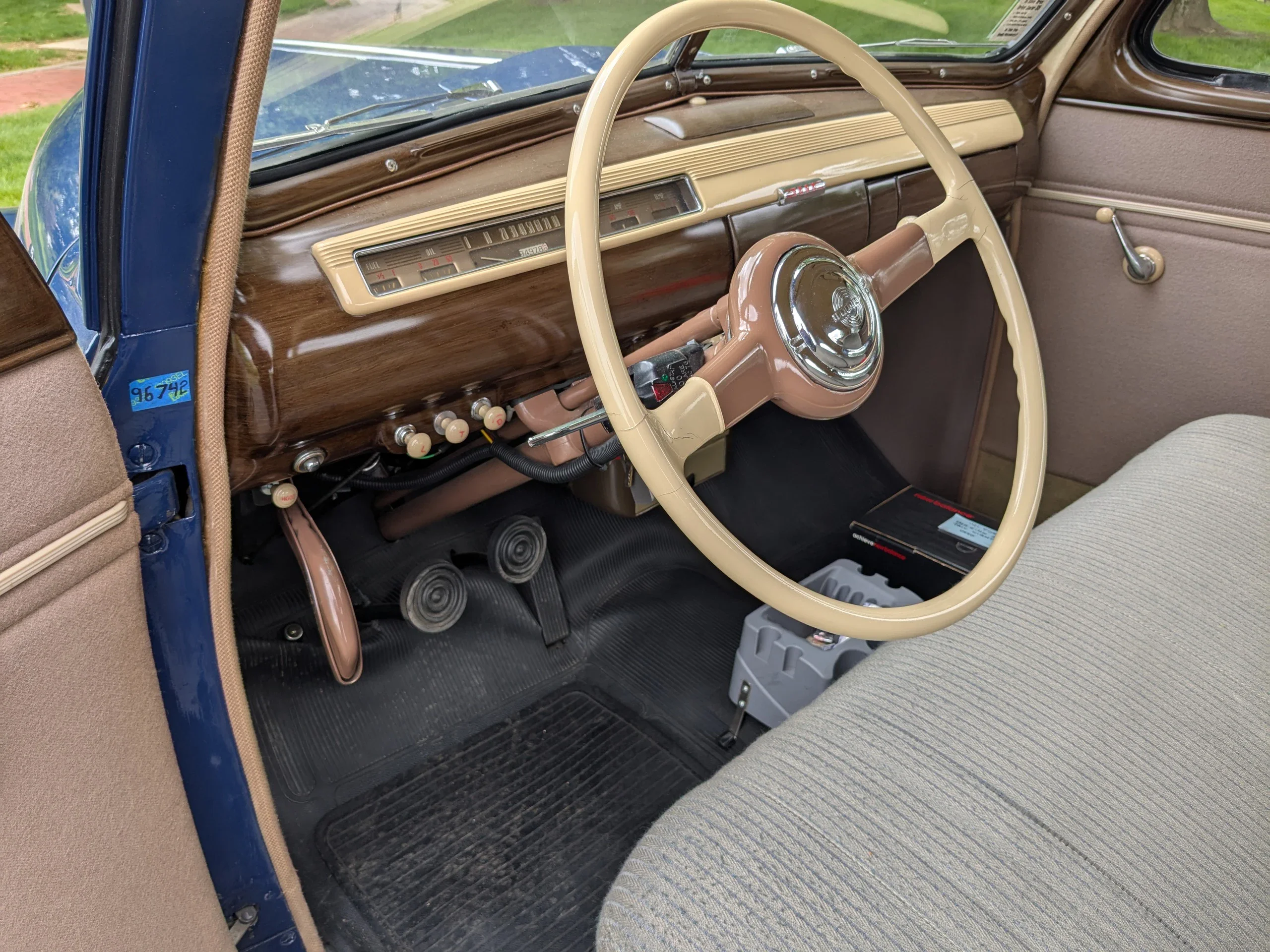 Ford-Deluxe-1941-Blue-Beige-7