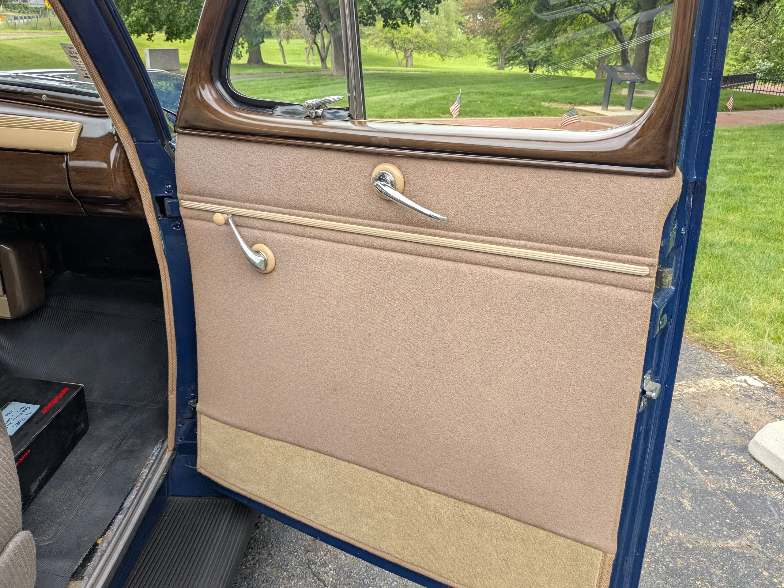Ford-Deluxe-1941-Blue-Beige-8
