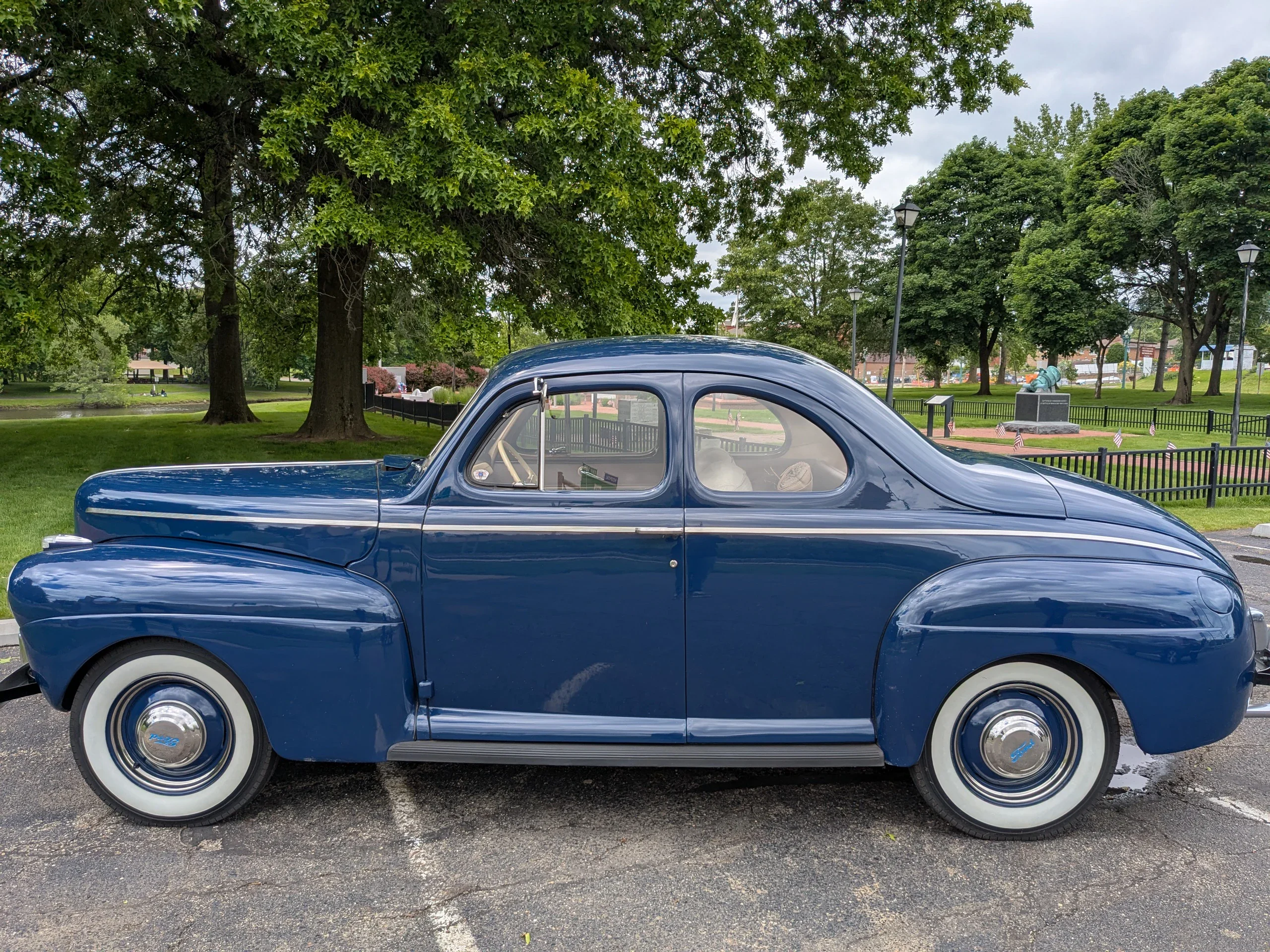 Ford-Deluxe-1941-Blue-Beige