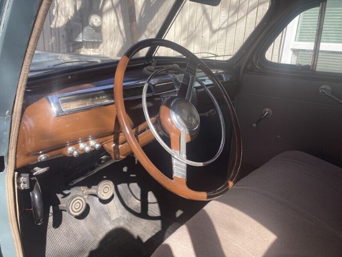 Ford-Deluxe-1941-Blue-Tan-3