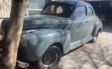 Ford-Deluxe-1941-Blue-Tan