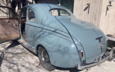 Ford-Deluxe-1941-Blue-Tan-4