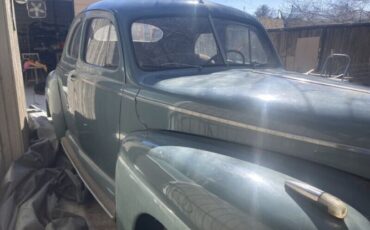 Ford-Deluxe-1941-Blue-Tan-9