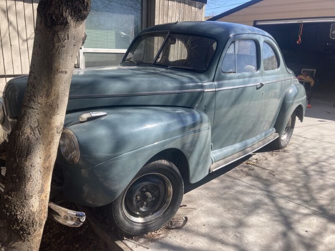 Ford-Deluxe-1941-Blue-Tan