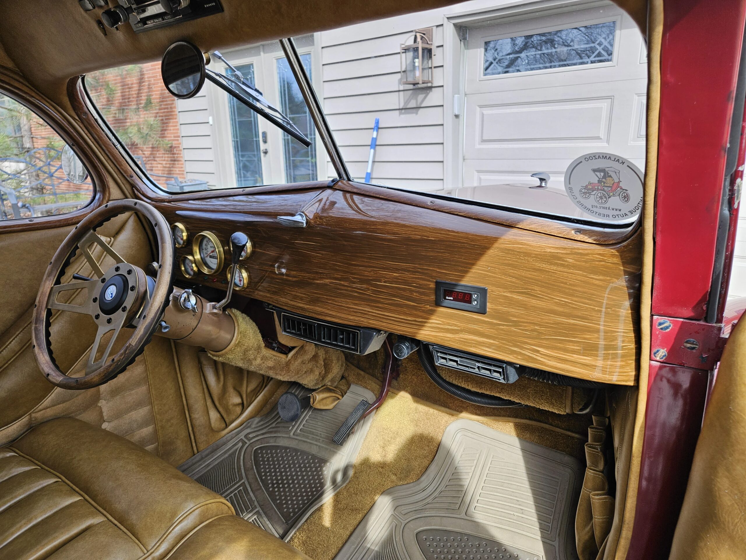 Ford-Deluxe-tudor-1937-Burgundy-Tan-14