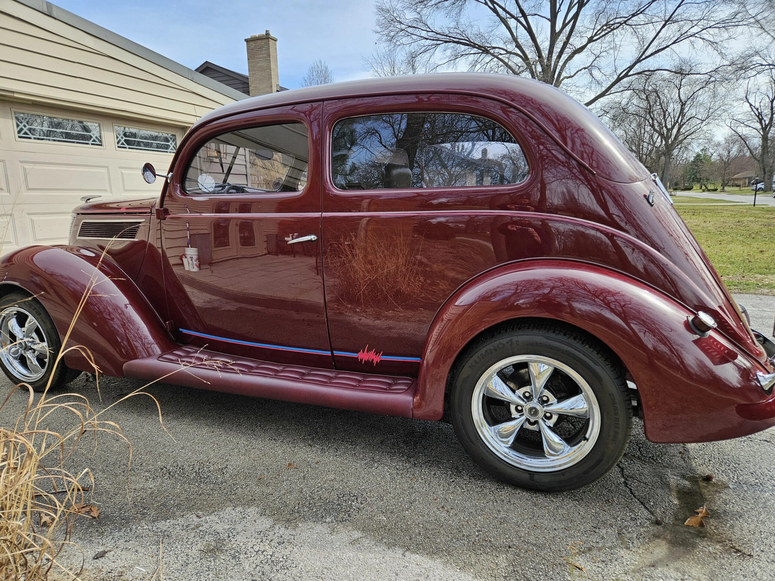 Ford-Deluxe-tudor-1937-Burgundy-Tan-5