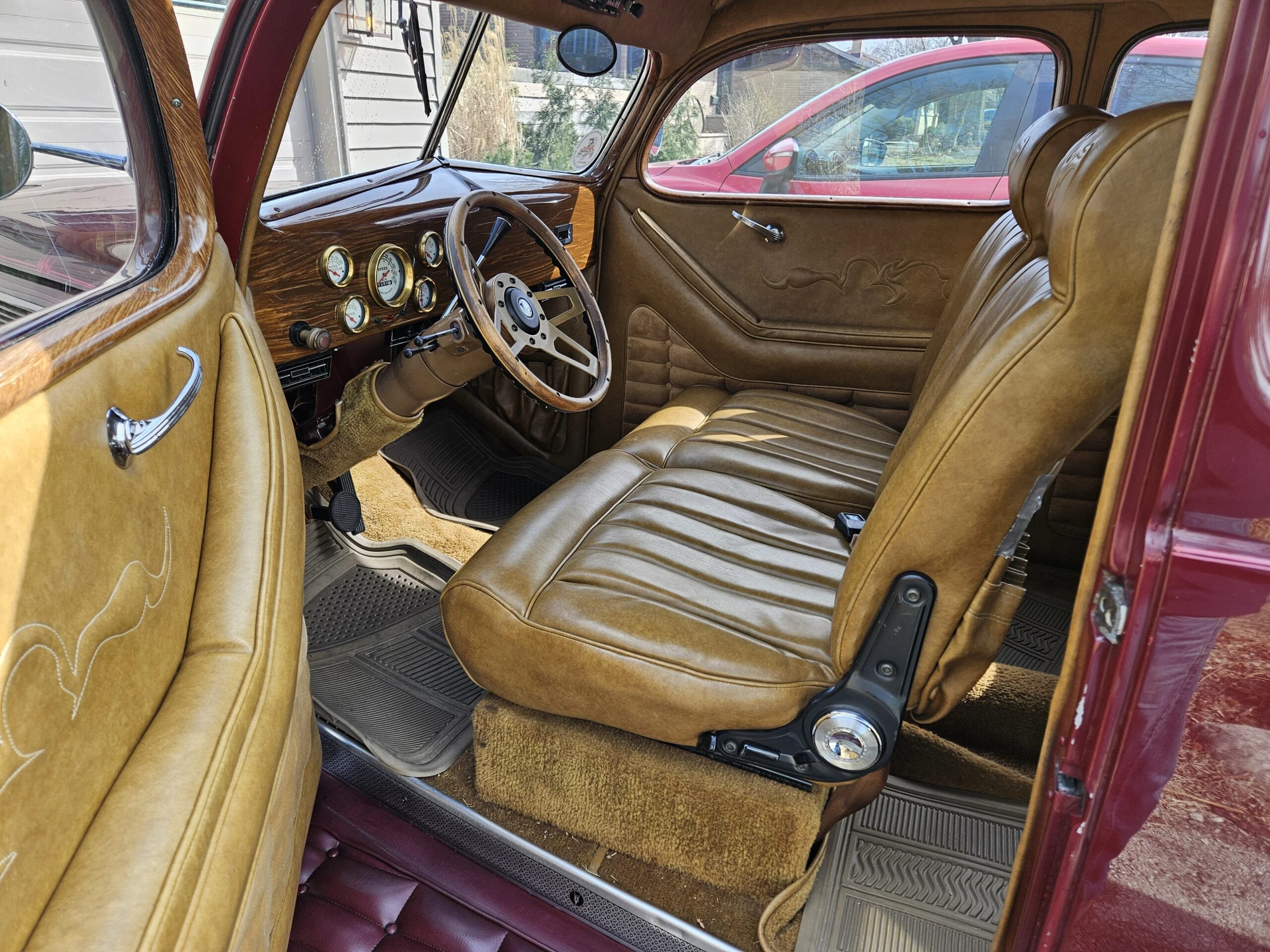 Ford-Deluxe-tudor-1937-Burgundy-Tan-9