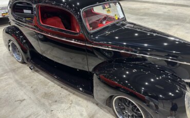 Ford-Deluxe-tudor-1939-Black-Red-2