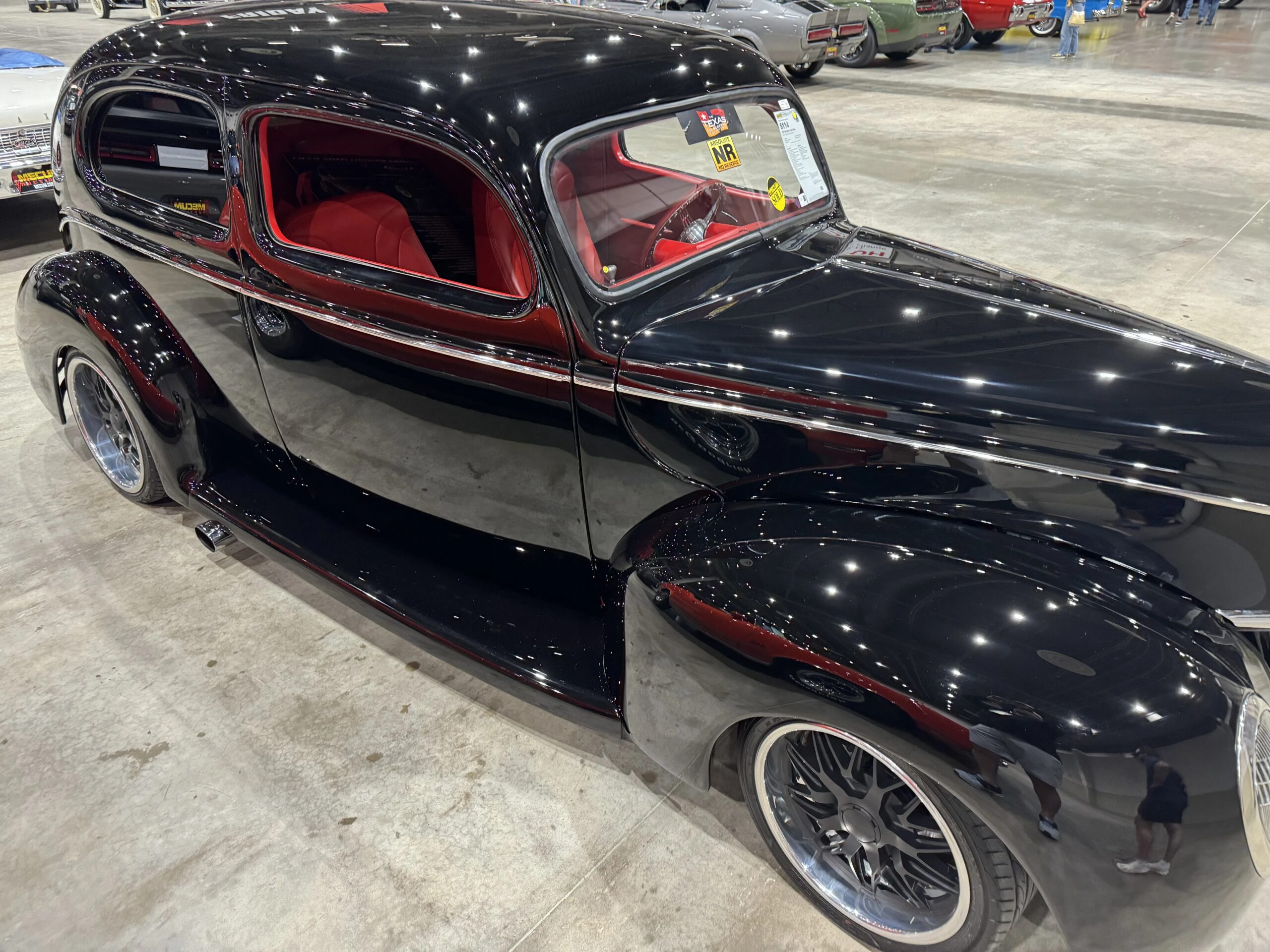 Ford-Deluxe-tudor-1939-Black-Red-2