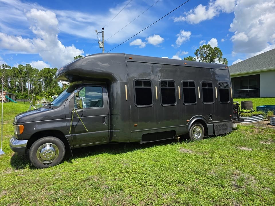 Ford-E-Series-Van-1992-Limousine-3