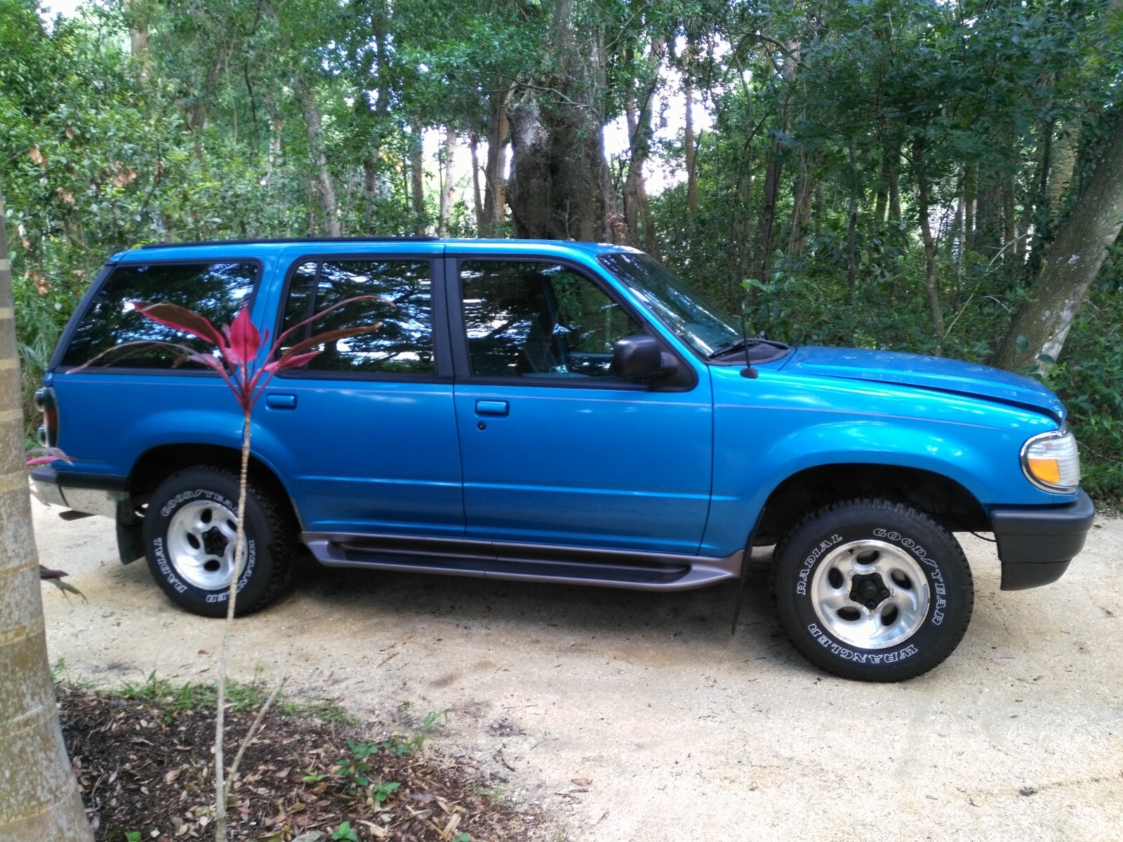 Ford-Explorer-1996-SUV-1
