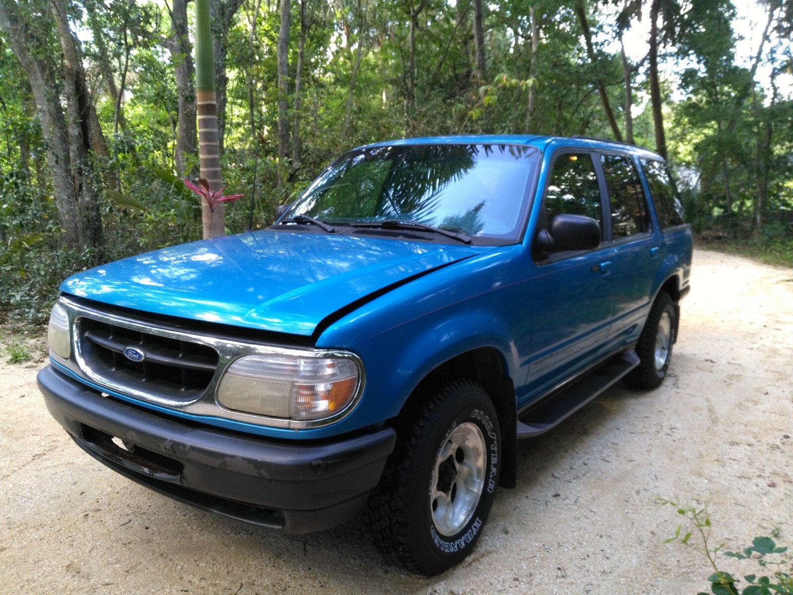 Ford-Explorer-1996-SUV-2