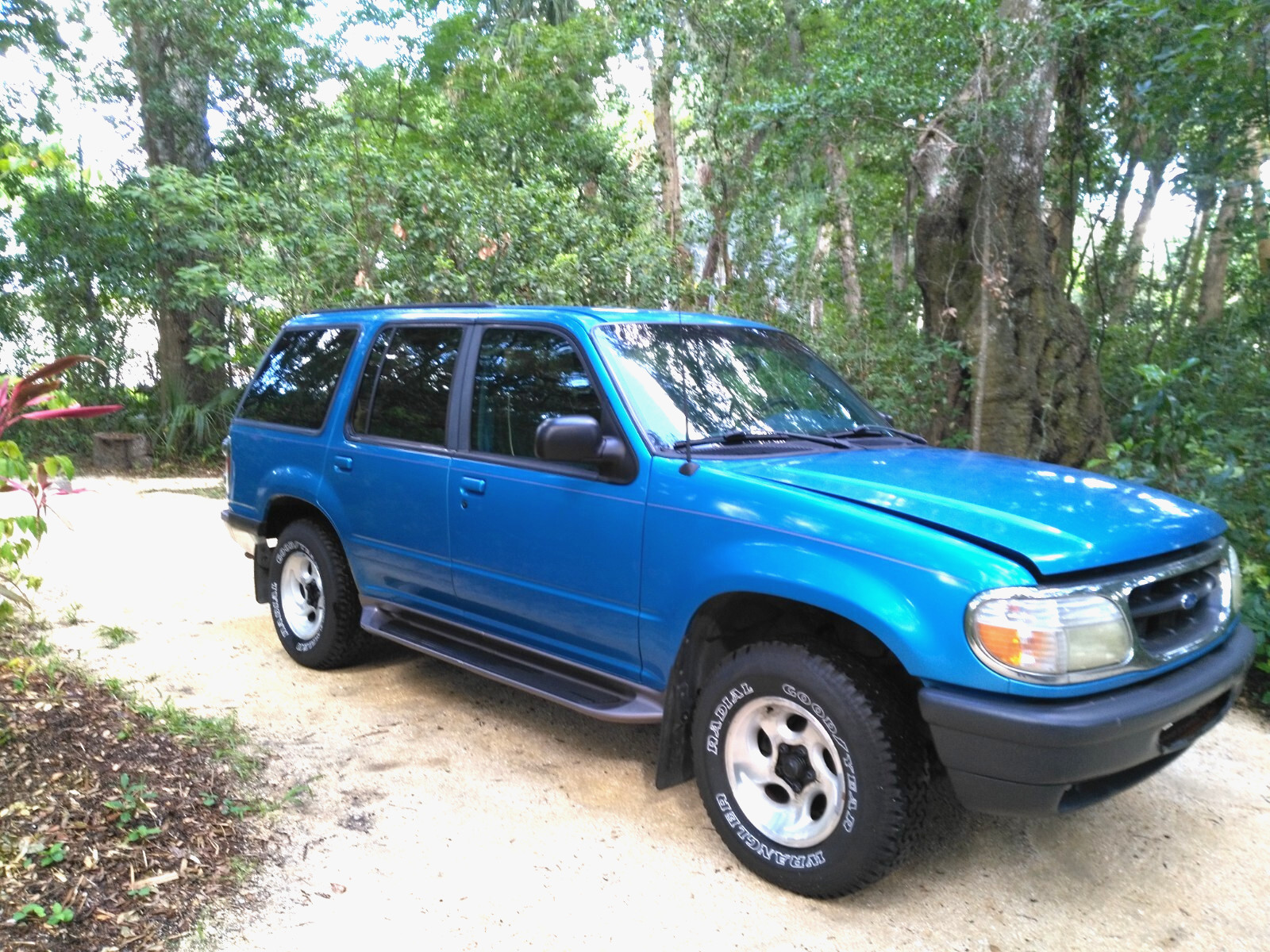 Ford-Explorer-1996-SUV-4
