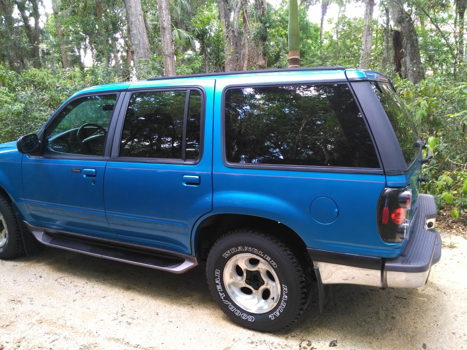 Ford-Explorer-1996-SUV-8