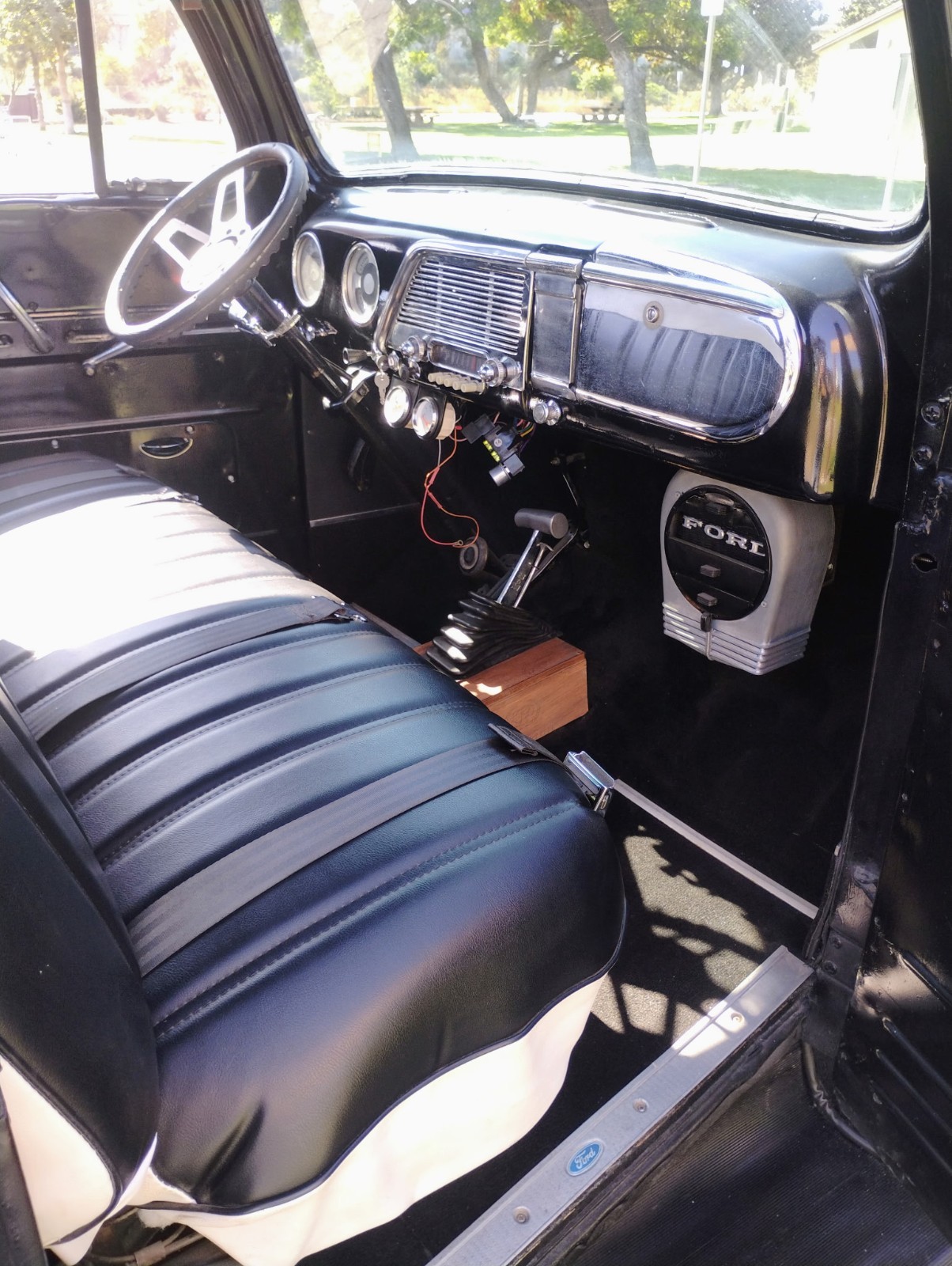 Ford-F-100-1951-Crew-Cab-Pickup-9